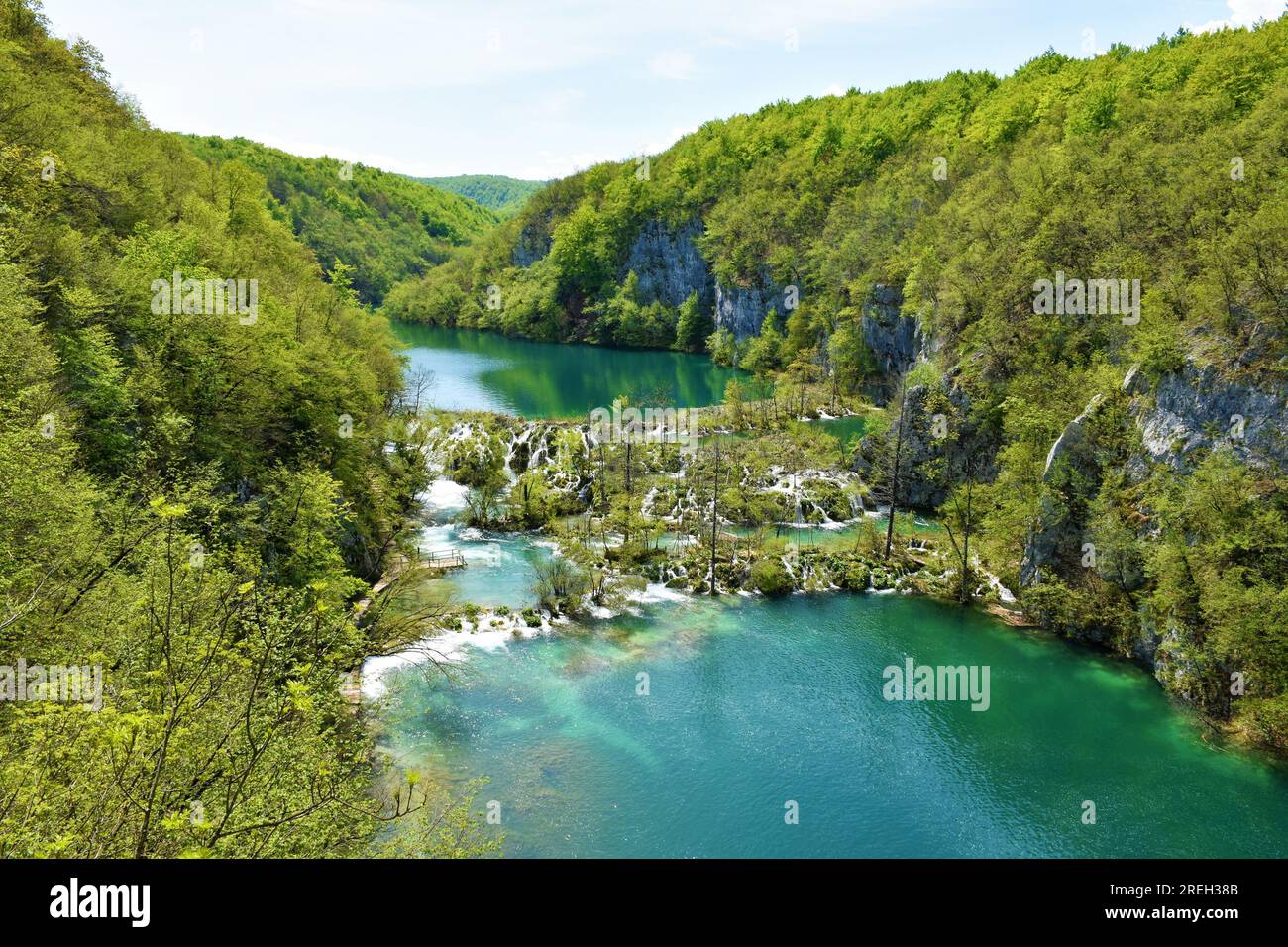 Vue de cascade au lac Milanovac au parc national des lacs de Plitvice dans le comté de Lika-Senj, Croatie Banque D'Images
