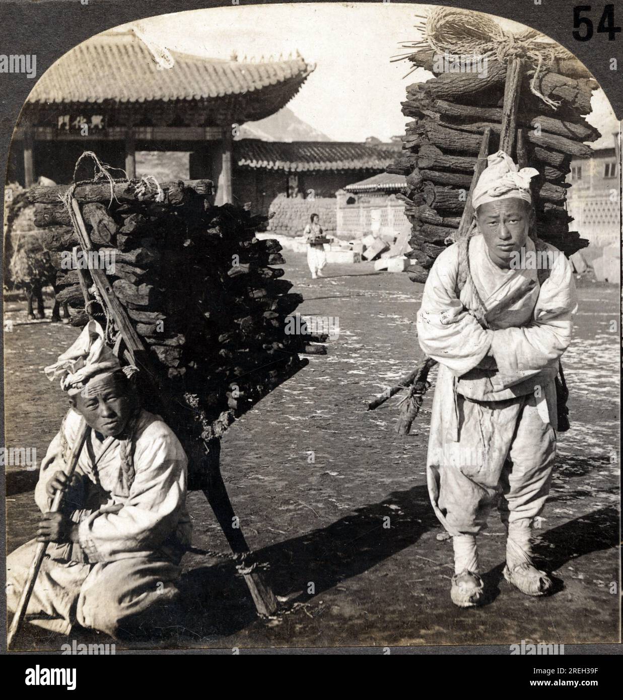 Deux portefaix charge de charbon de bois, dans une rue de Seoul, Coree. Photographie, 1904. . Banque D'Images