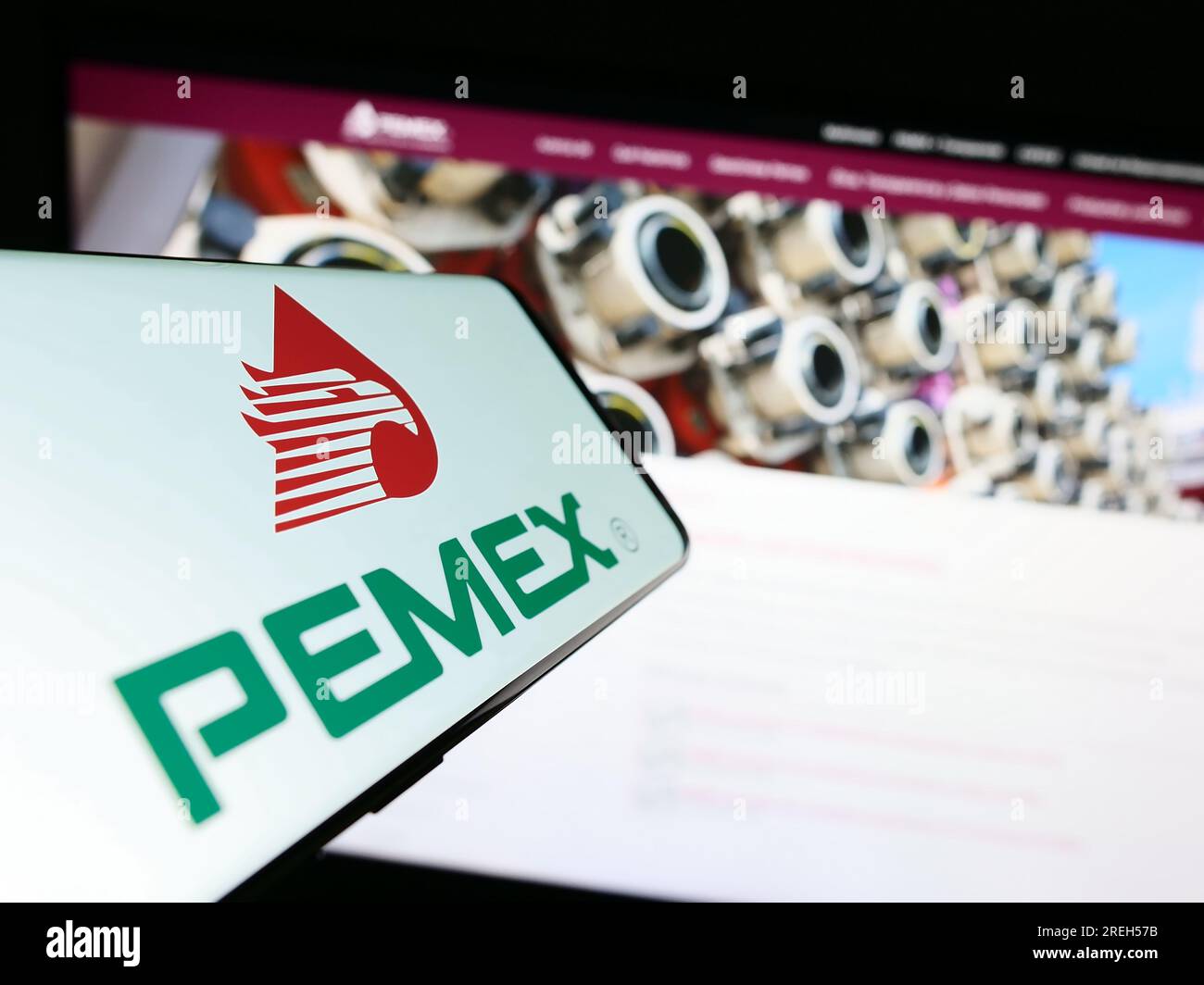 Smartphone avec le logo de la compagnie pétrolière Petroleos Mexicanos (Pemex) sur l'écran devant le site Web de l'entreprise. Concentrez-vous sur le centre-droit de l'écran du téléphone. Banque D'Images