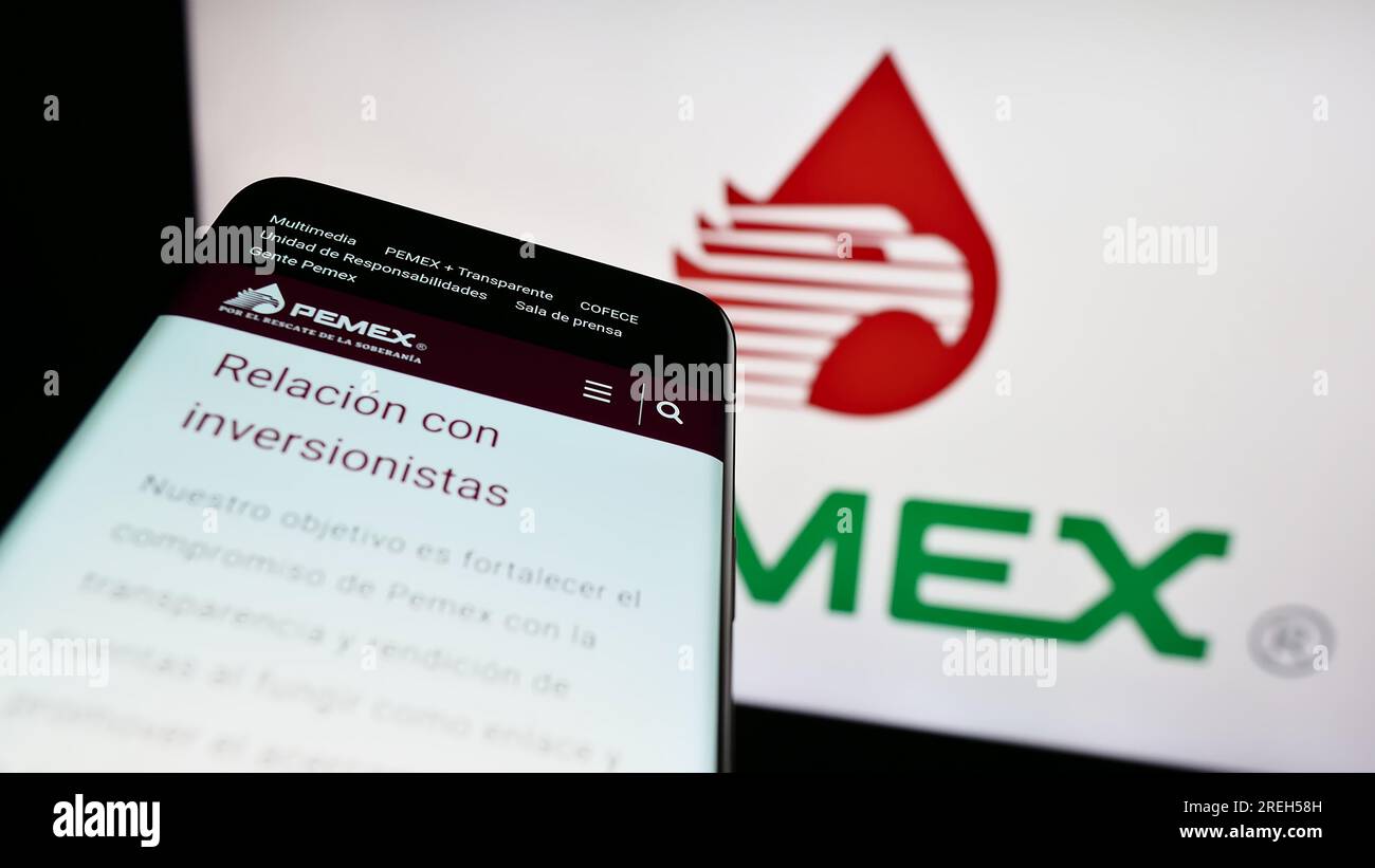 Téléphone portable avec le site Web de la compagnie pétrolière Petroleos Mexicanos (Pemex) sur l'écran devant le logo de l'entreprise. Effectuez le focus sur le coin supérieur gauche de l'écran du téléphone. Banque D'Images