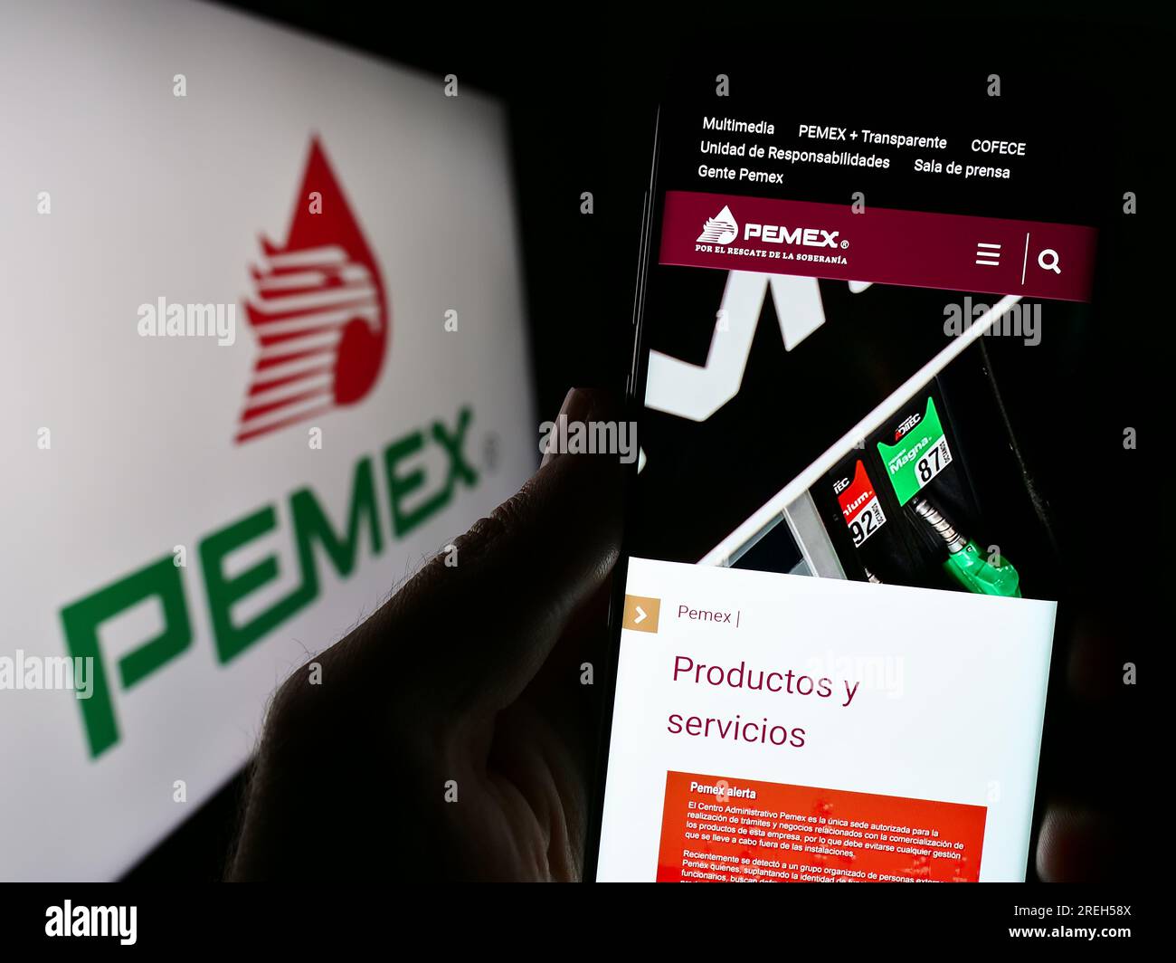Personne tenant un téléphone portable avec la page Web de la compagnie pétrolière Petroleos Mexicanos (Pemex) sur l'écran devant le logo. Concentrez-vous sur le centre de l'écran du téléphone. Banque D'Images