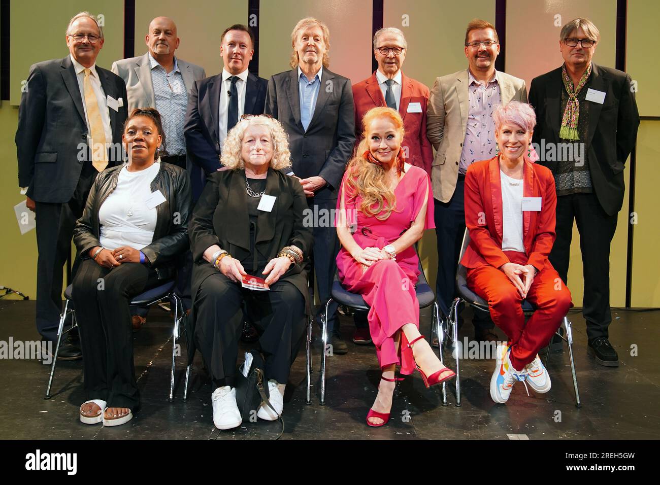 Sir Paul McCartney et ses compagnons de Liverpool Institute of Performing Arts (LIPA) pour 2023, (première rangée de gauche à droite) Jacqueline Stewart, Jenny Beavan, Sonia Evans et Anna-Jane Casey, (dernière rangée de gauche à droite) Ashley Herman, John Godber, Sean McNamara, directeur et PDG de LIPA, Sir Paul McCartney, Mark Featherstone, cofondateur de LIPA, Tim Routledge et Simon Armitage lors de la cérémonie annuelle de remise des diplômes de la LIPA qui s'est tenue au Liverpool Philharmonic Hall. Date de la photo : Vendredi 28 juillet 2023. Banque D'Images