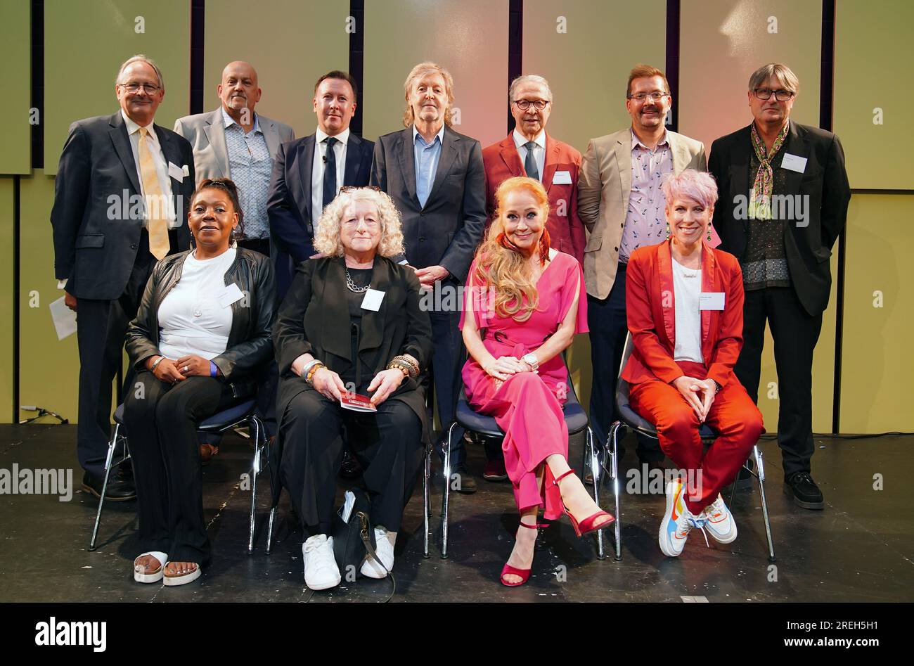 Sir Paul McCartney et ses compagnons de Liverpool Institute of Performing Arts (LIPA) pour 2023, (première rangée de gauche à droite) Jacqueline Stewart, Jenny Beavan, Sonia Evans et Anna-Jane Casey, (dernière rangée de gauche à droite) Ashley Herman, John Godber, Sean McNamara, directeur et PDG de LIPA, Sir Paul McCartney, Mark Featherstone, cofondateur de LIPA, Tim Routledge et Simon Armitage lors de la cérémonie annuelle de remise des diplômes de la LIPA qui s'est tenue au Liverpool Philharmonic Hall. Date de la photo : Vendredi 28 juillet 2023. Banque D'Images