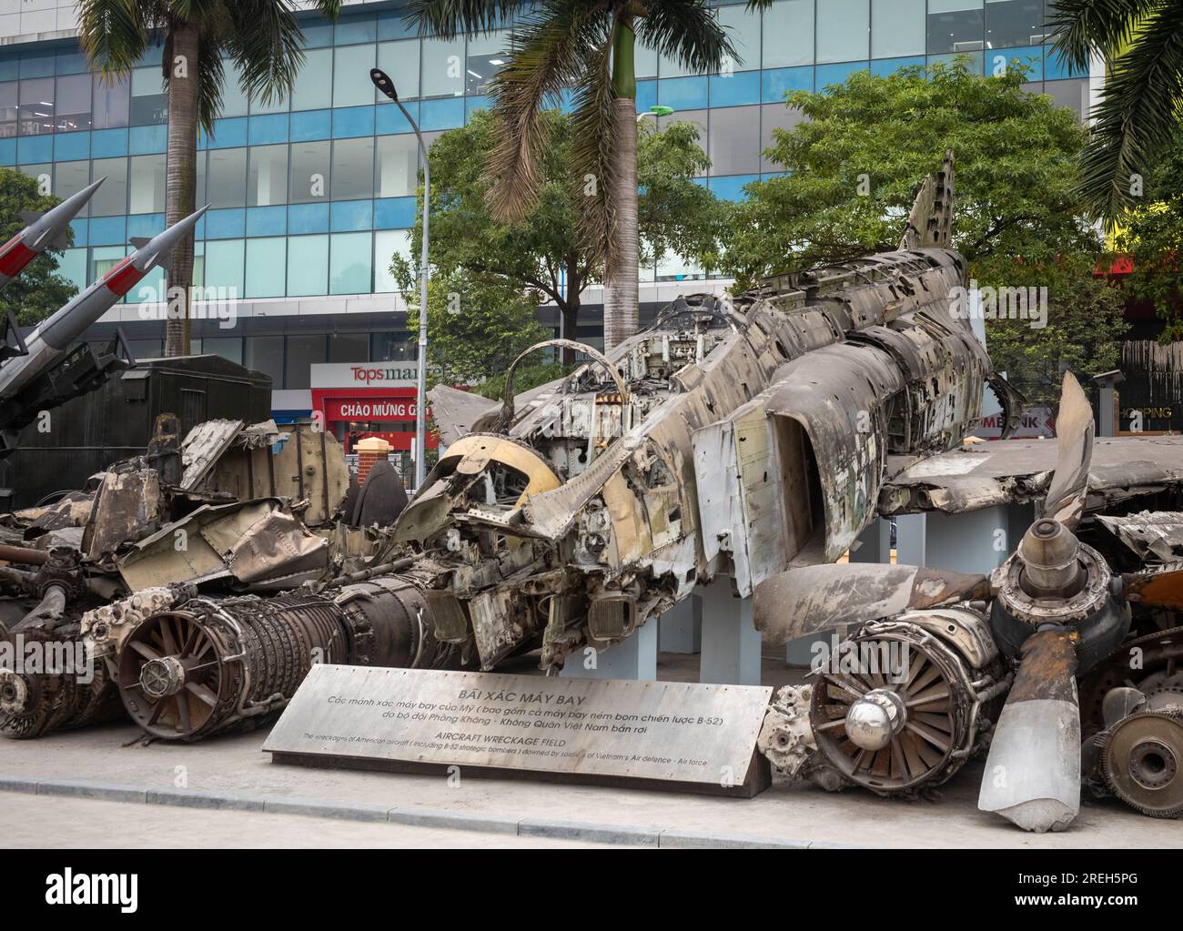 L'épave d'un chasseur bombardier F-4 Phantom II de l'USAF datant de la guerre du Vietnam ainsi que les restes de B-52 exposés au Musée de l'Armée de l'Air i. Banque D'Images