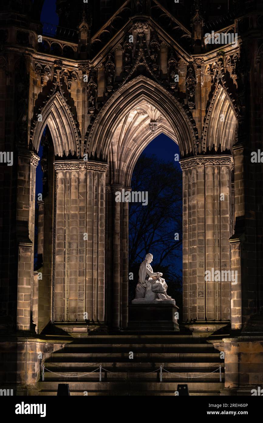 Le monument Scott la nuit dans la ville d'Édimbourg en Écosse, Royaume-Uni. Architecture gothique victorienne monumentale avec statue de l'écrivain écossais Sir Walter S. Banque D'Images