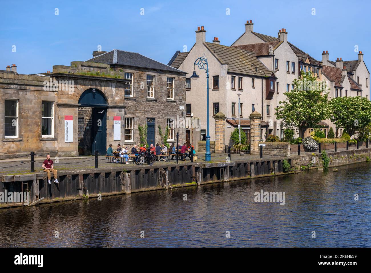 Water of Leith Waterfront avec des gens à des tables de café à Leith, Édimbourg, Écosse, Royaume-Uni. Banque D'Images