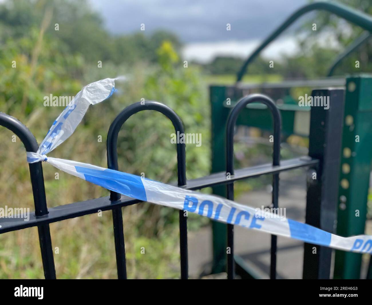 Bande de police sur Turnstone Road à Blakenall, Walsall, près de la scène où une fille de sept ans est morte à la suite d'un délit de fuite. Un garçon de 14 ans a été arrêté après que la fillette ait été heurtée par un motocycliste. Date de la photo : Vendredi 28 juillet 2023. Banque D'Images