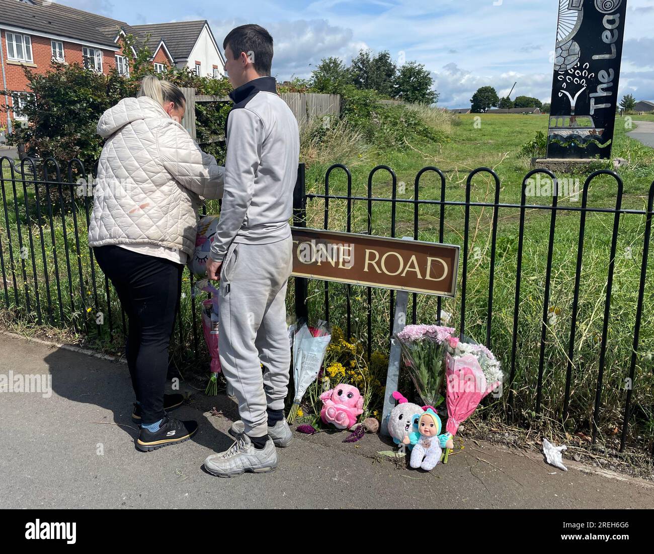 Les gens laissent des fleurs sur Turnstone Road à Blakenall, Walsall, près de la scène où une fillette de sept ans est morte à la suite d'un délit de fuite. Un garçon de 14 ans a été arrêté après que la fillette ait été heurtée par un motocycliste. Date de la photo : Vendredi 28 juillet 2023. Banque D'Images