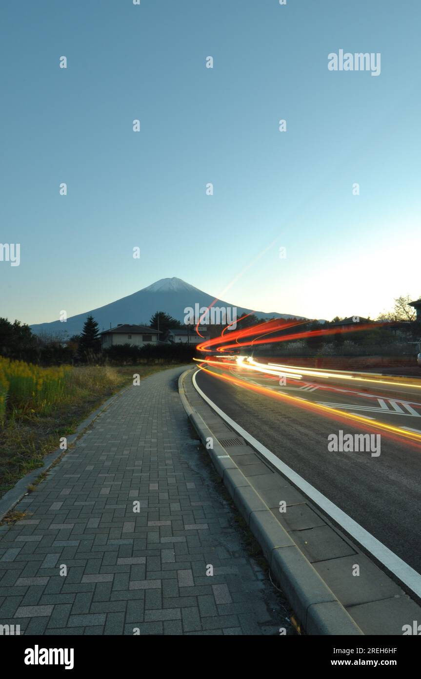 Paysage urbain en mouvement : un trottoir capturé avec des rues vides dans la région éloignée et Fuji Mountain à l'arrière-plan Banque D'Images