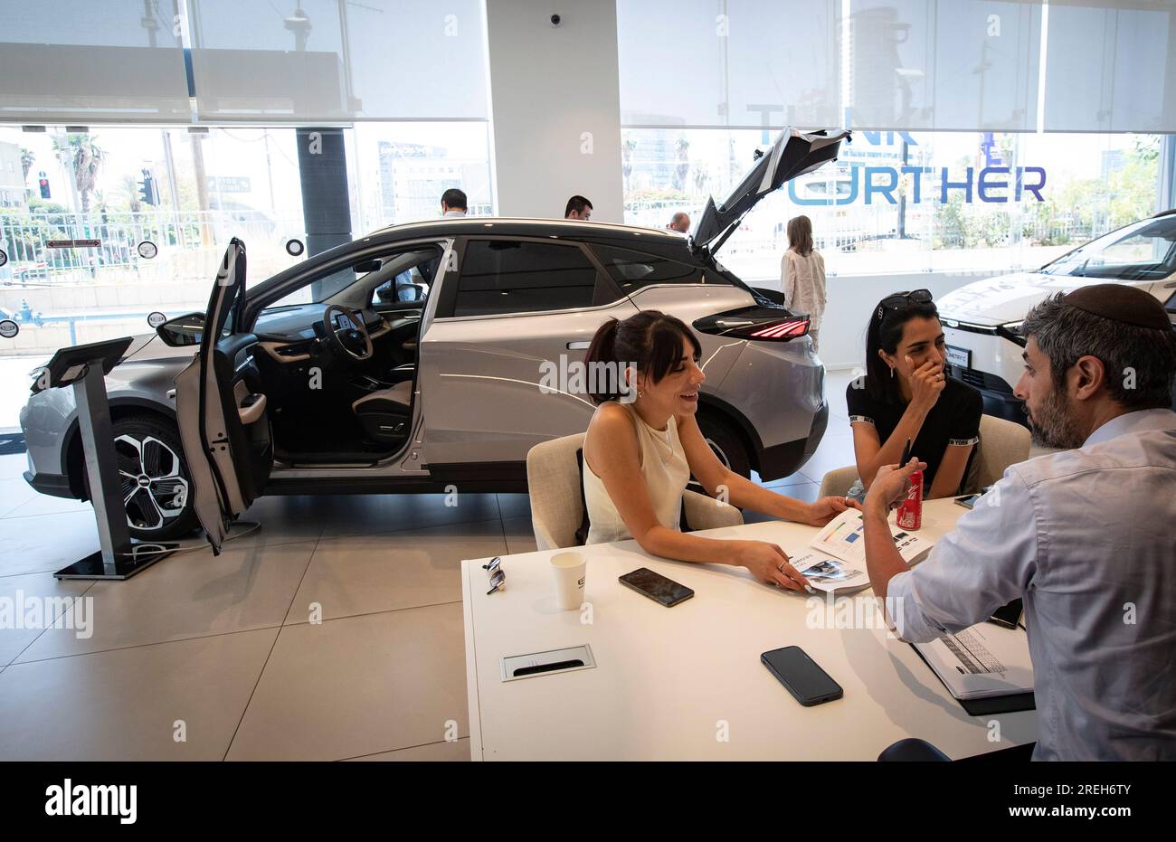 Tel Aviv. 21 juin 2023. Les clients négocient pour acheter un véhicule électrique de Geely à tel Aviv, Israël le 21 juin 2023. POUR ALLER AVEC 'Feature : les véhicules électriques chinois remodèlent le marché automobile israélien' crédit : Chen Junqing/Xinhua/Alamy Live News Banque D'Images