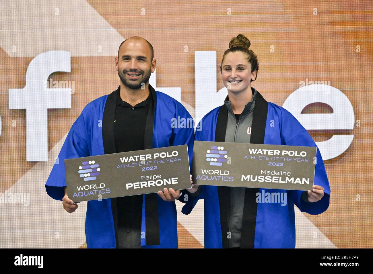 Fukuoka, Japon. 28 juillet 2023. Felipe Perrone (à gauche) d'Espagne et Madeline Musselman des États-Unis sont récompensés athlètes de l'année avant la finale de water-polo féminin entre les pays-Bas et l'Espagne aux Championnats du monde aquatiques 2023 qui se sont déroulés à Fukuoka, Japon, le 28 juillet 2023. Crédit : Zhang Xiaoyu/Xinhua/Alamy Live News Banque D'Images