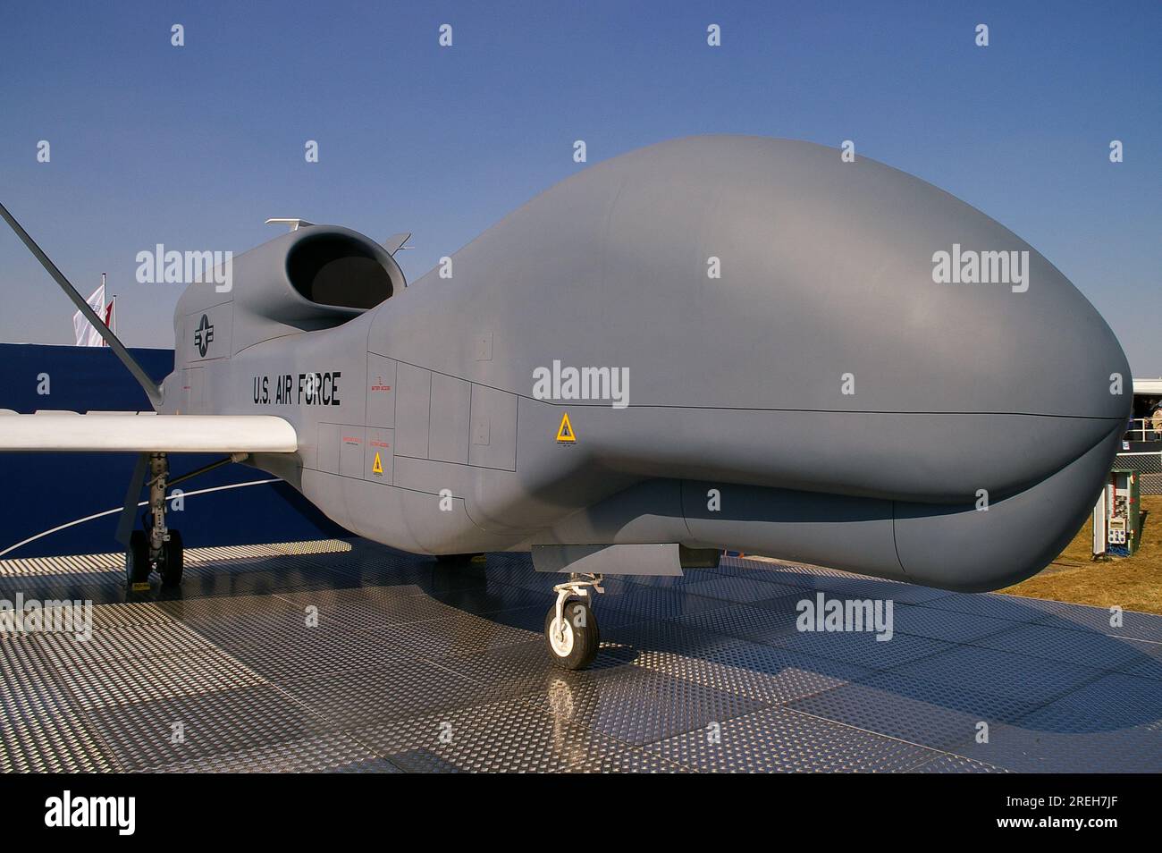 Northrop Grumman RQ-4 Global Hawk, UAV de haute altitude exposé au salon aéronautique international de Farnborough. Nez bulbeux contenant un radar satcom Banque D'Images