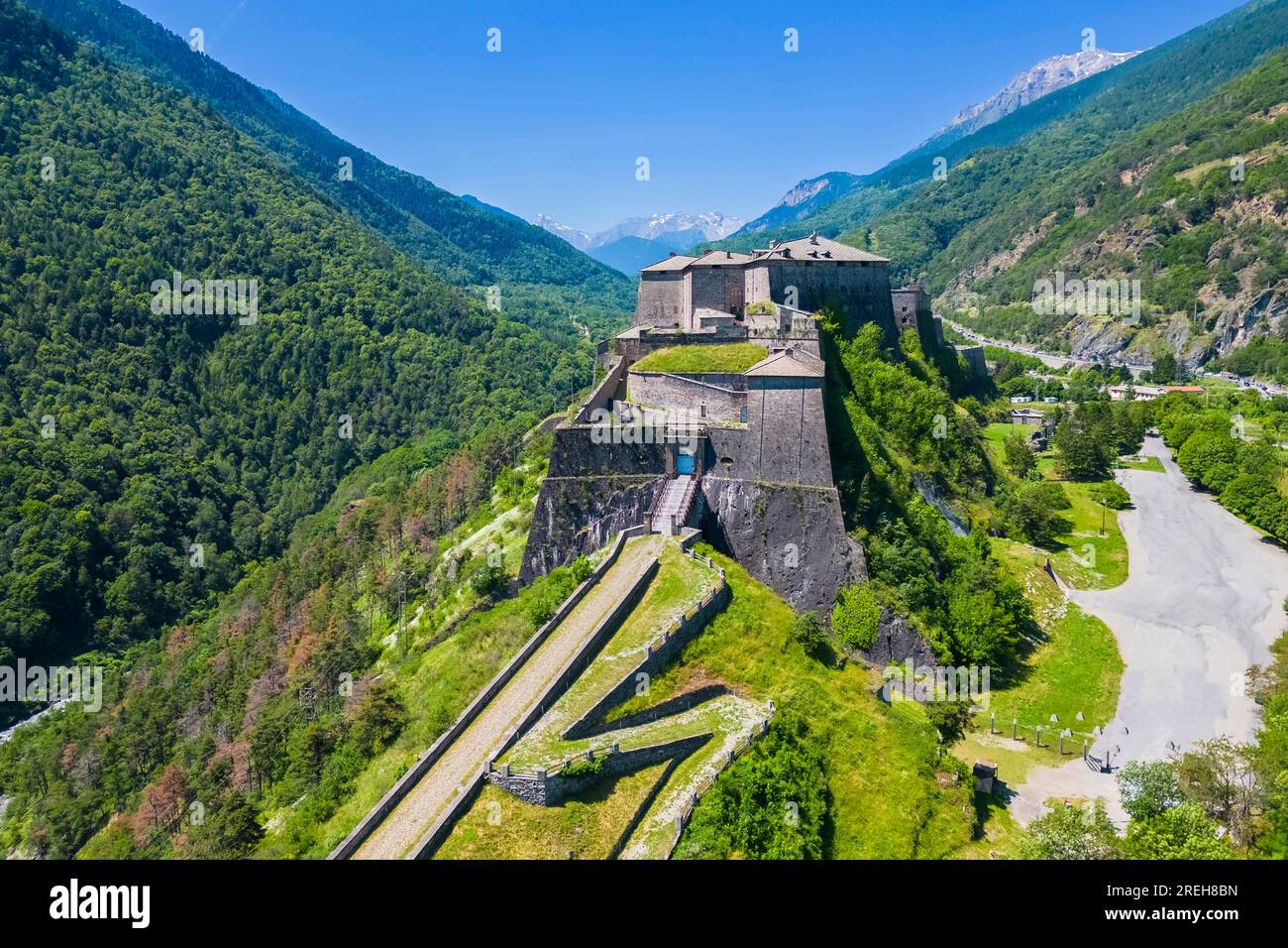 Vue aérienne de la forteresse d'Exilles surveillant la vallée de Susa. Exilles, Vallée de Susa, Turin, Piémont, Italie. Banque D'Images