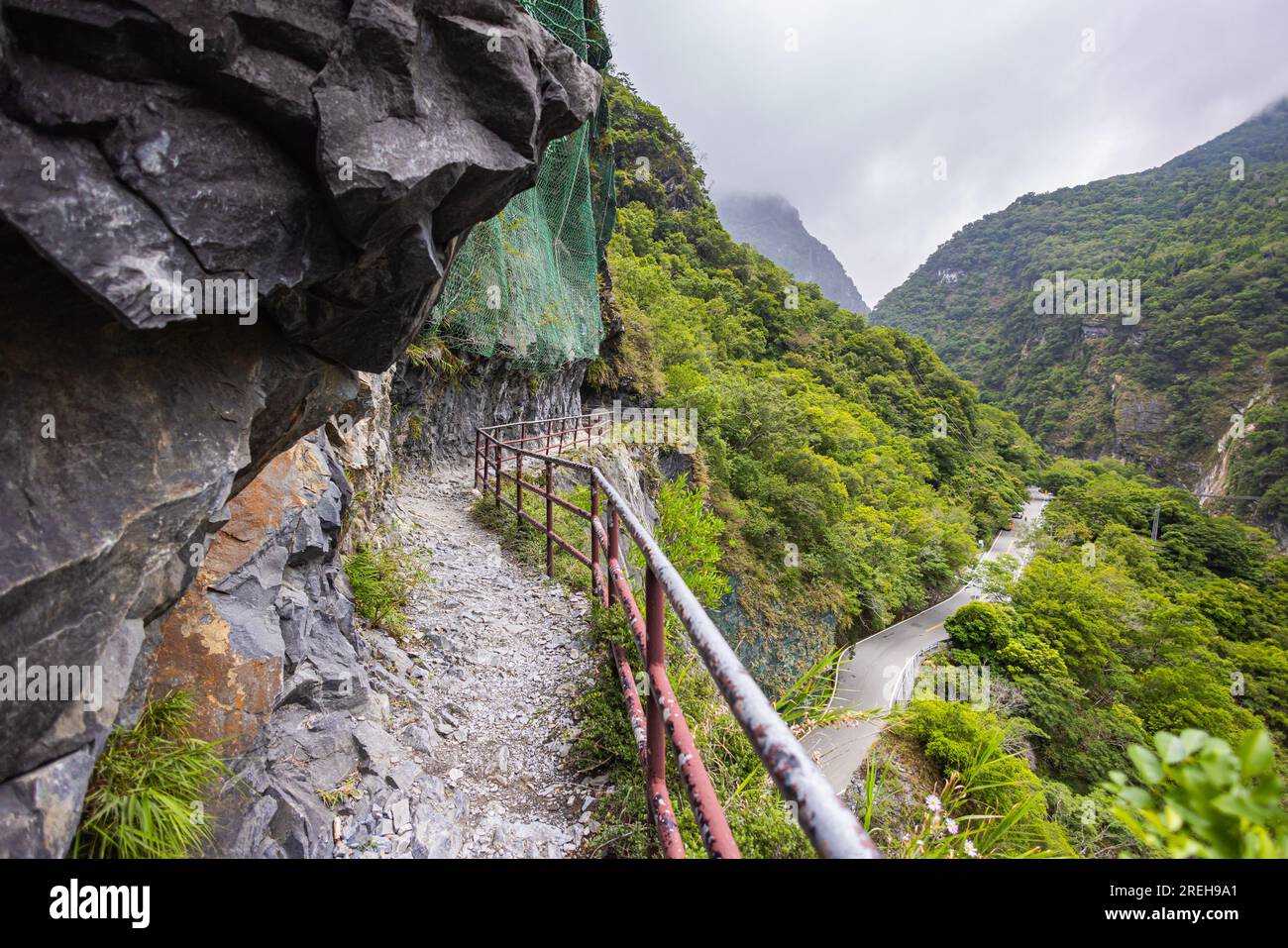 Le sentier de randonnée étroit s'accroche au bord de la falaise, offrant une aventure palpitante. Les célèbres sentiers de randonnée dans le parc national de Taroko à Taiwa Banque D'Images