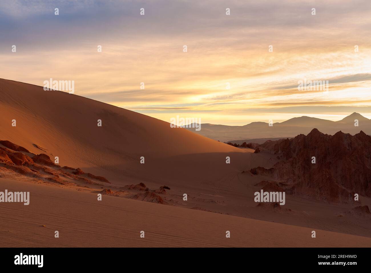 Lever de soleil illuminant les formations salines et les dunes de sable à Valle de la Muerte près de San Pedro de Atacama dans le désert d'Atacama, Chili Banque D'Images