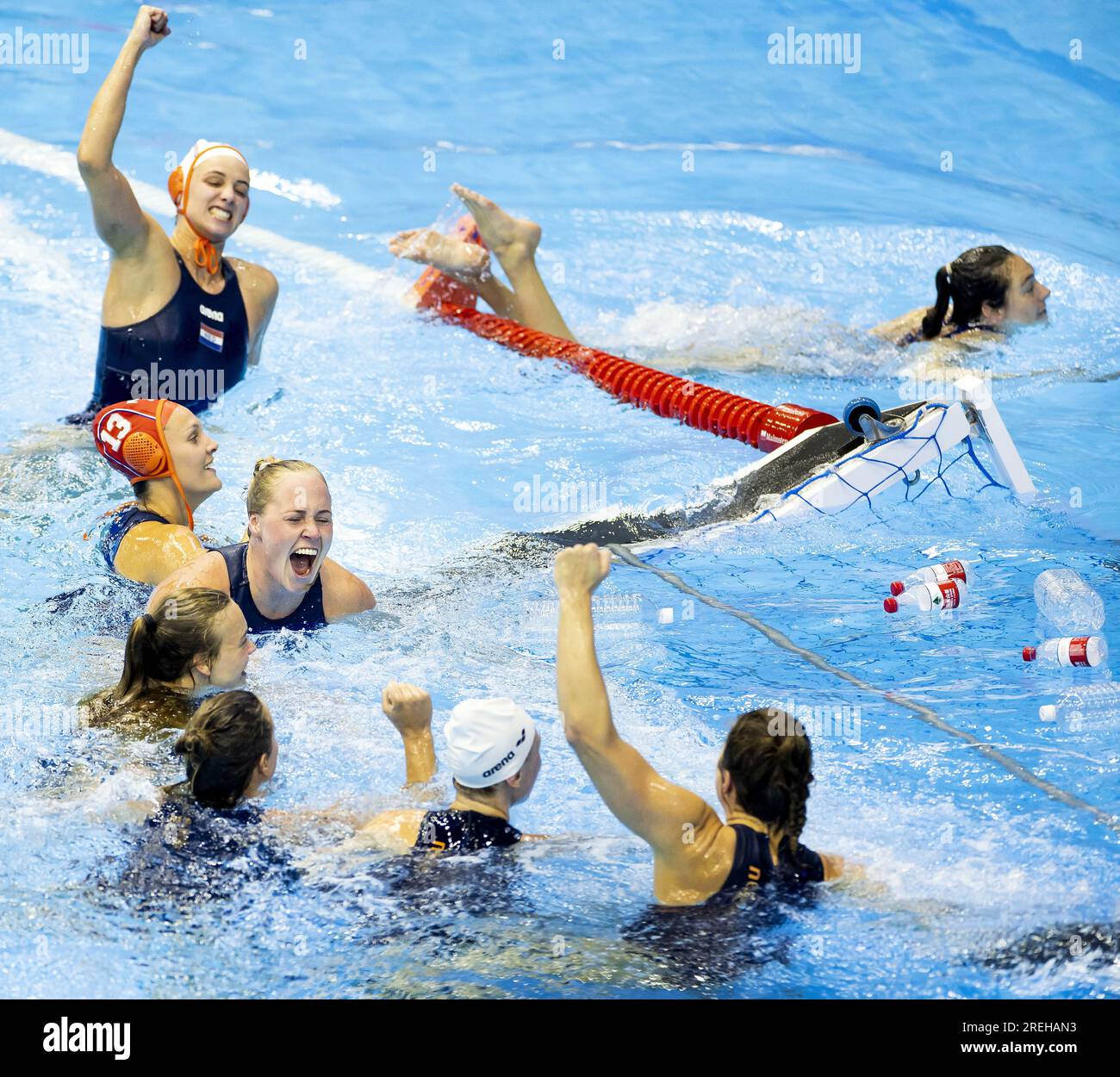 FUKUOKA - les néerlandaises water-polo célèbrent leur victoire après la finale water-polo féminine pays-Bas - Espagne le sixième jour des Championnats du monde de natation au Japon. ANP KOEN VAN WEEL Banque D'Images