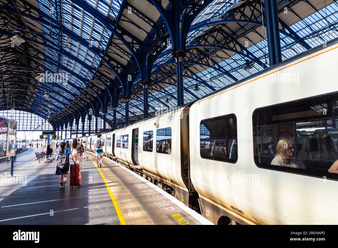 Les gens marchent le long de la plate-forme à Brighton Station, Brighton, East Sussex, Angleterre Banque D'Images