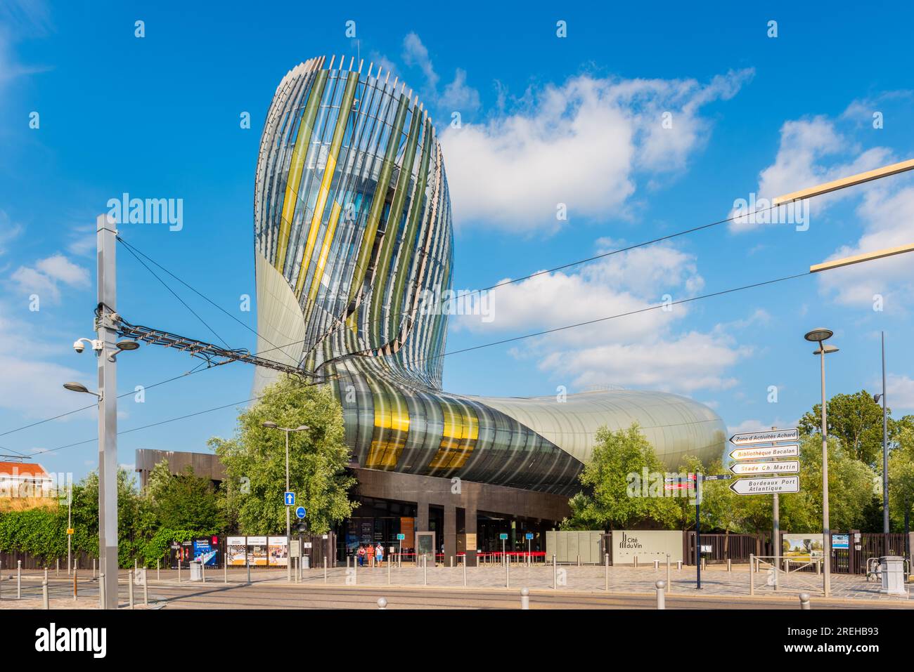 Musée de la Cité du vin à Bordeaux France. Le musée est consacré au vin et a ouvert ses portes en 2016. Banque D'Images