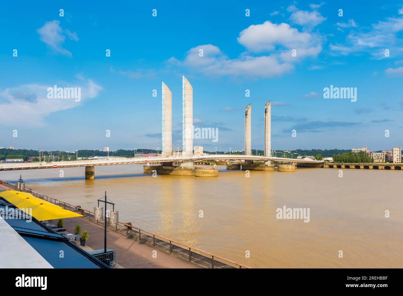 Pont levant moderne à Bordeaux France Banque D'Images