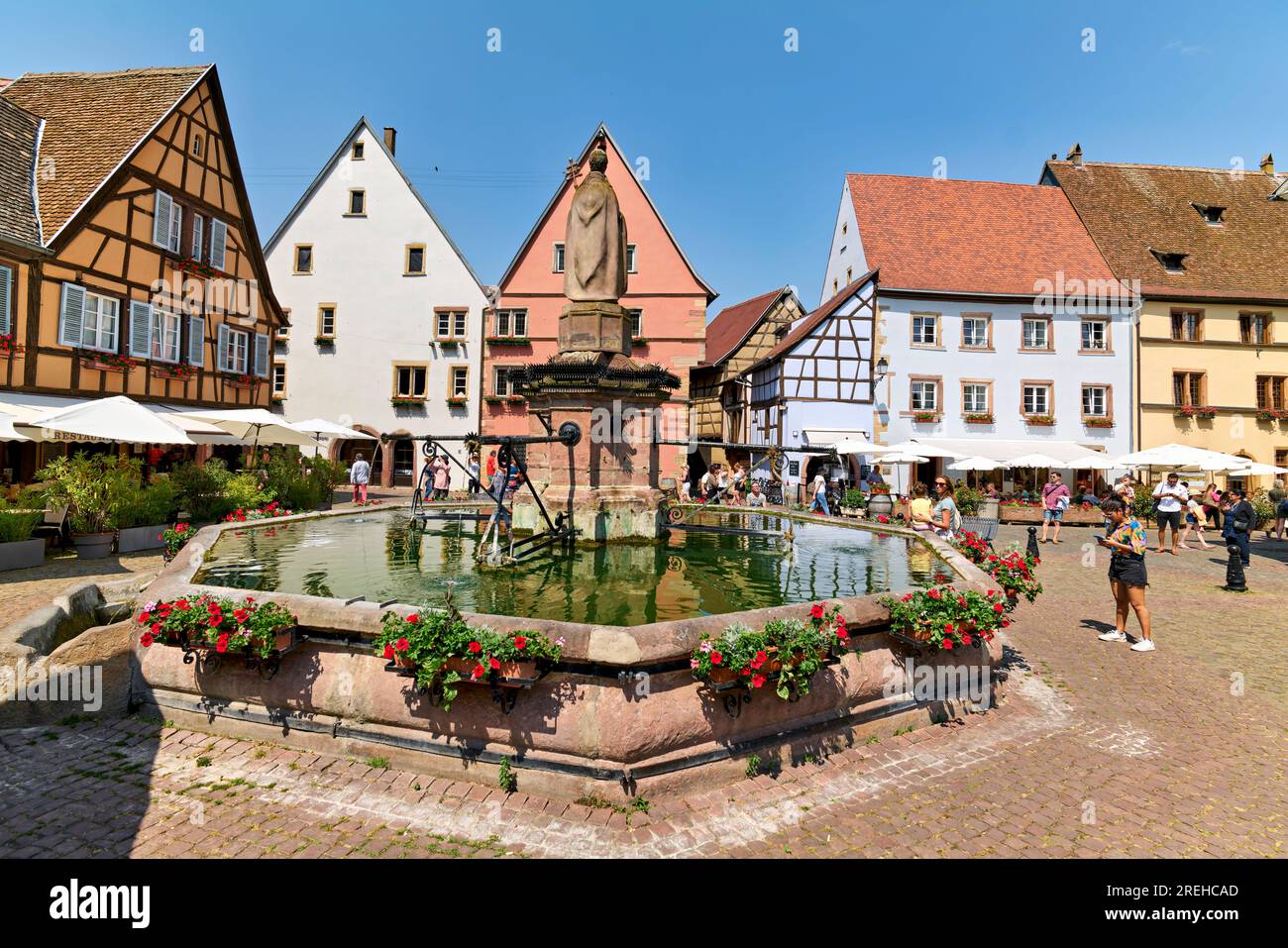 Eguisheim Alsace France. Route des vins d'Alsace. Place Saint Léon Banque D'Images