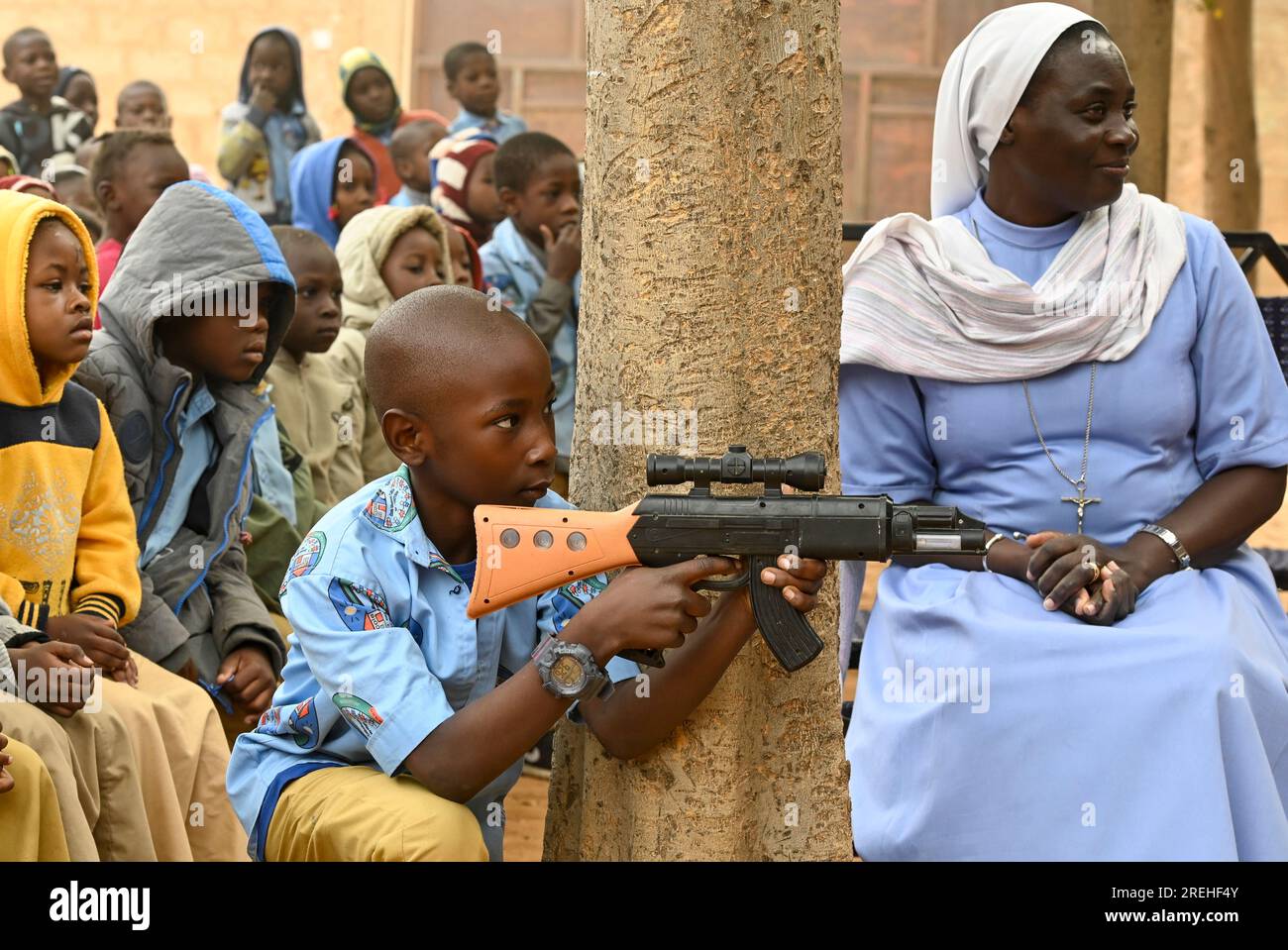 NIGER, Maradi, école catholique, les enfants jouent le théâtre avec le thème dialogue de la religion/ katholische Schule Zaria SJC, muslimische Kinder, Aufführung eines kleinen Theaterstücks zum Thema Dialog der Religionen Banque D'Images