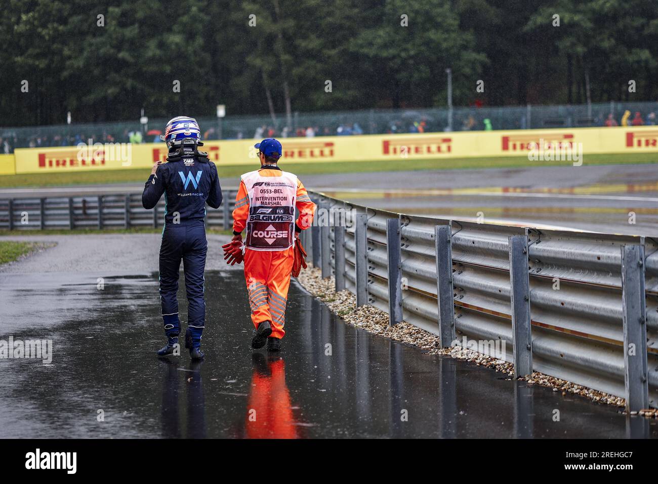 Belgique. 28 juillet 2023. 28 juillet 2023, Belgique : SARGEANT Logan (usa), Williams Racing FW45, avec un marshall, commissaire de piste, marshal, marshalls, Marshals, pluie, pluie, pluie, pluie, lors du Grand Prix de Belgique de Formule 1 MSC Croisières 2023, 12e manche du Championnat du monde de Formule 1 2023 du 28 au 30 juillet 2023 sur le circuit de Spa-Francorchamps, à Stavelot, Belgique - photo Paul Viacle/DPPI. (Crédit image : © Paul Viacle/LPS via crédit : Zuma Press/Alamy Live News Banque D'Images