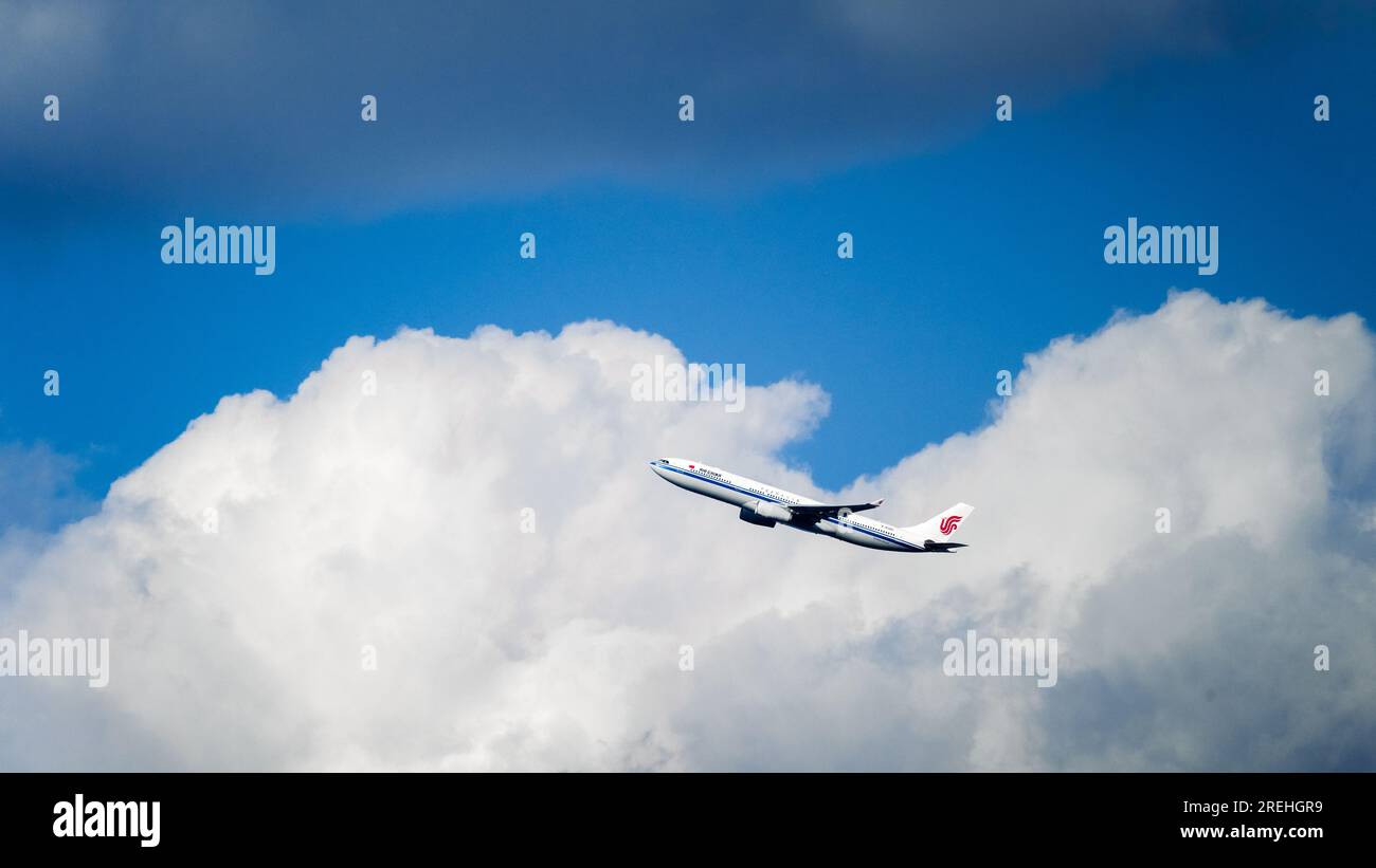 L'avion qui voyage à travers les nuages. Banque D'Images