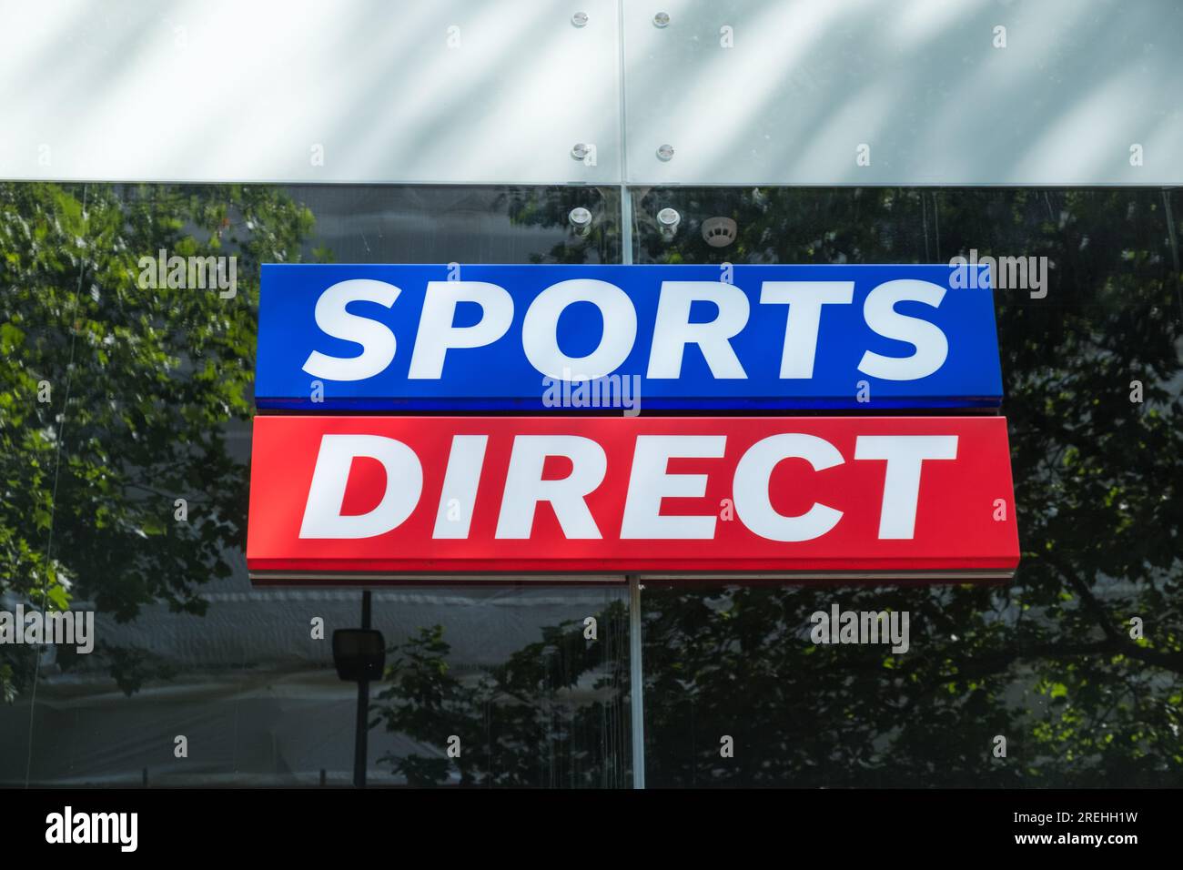Grand panneau Sports Direct et logo à l'extérieur d'un magasin à New Street, Birmingham Banque D'Images