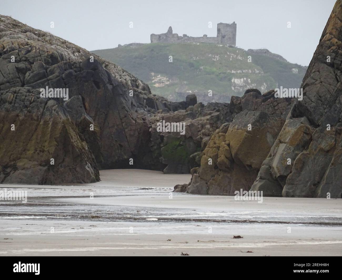 Criccieth Castle from Black Rock Sands Beach, Porthmadog, Gywnedd, North Wales, Royaume-Uni, ROYAUME-UNI. Banque D'Images
