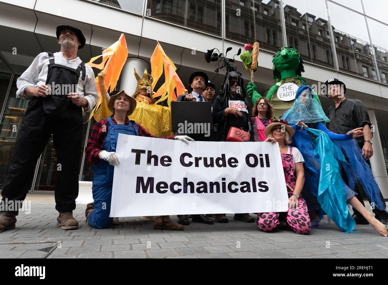 Londres, Royaume-Uni. 28 juillet 2023. Les militants pour le climat « The Crude Oil Mechanicals » organisent une manifestation théâtrale devant le siège londonien de BlackRock, l'un des plus grands gestionnaires de fonds au monde et fortement investi dans les combustibles fossiles. Cette action fait suite aux remarques faites la veille par le secrétaire général des Nations unies, António Guterres, selon lesquelles « le changement climatique est là. C'est terrifiant. Et ce n'est que le début». Crédit : Ron Fassbender/Alamy Live News Banque D'Images