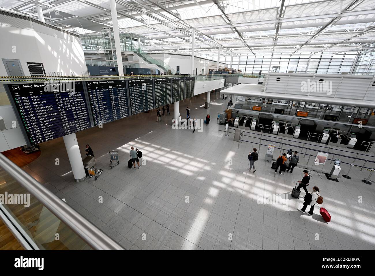 Munich, Allemagne. 28 juillet 2023. Les voyageurs marchent vers leur porte dans le terminal 2 de l'aéroport de Munich. Les avions décollent le dernier jour d'école avant les vacances d'été en Bavière. Crédit : Felix Hörhager/dpa/Alamy Live News Banque D'Images