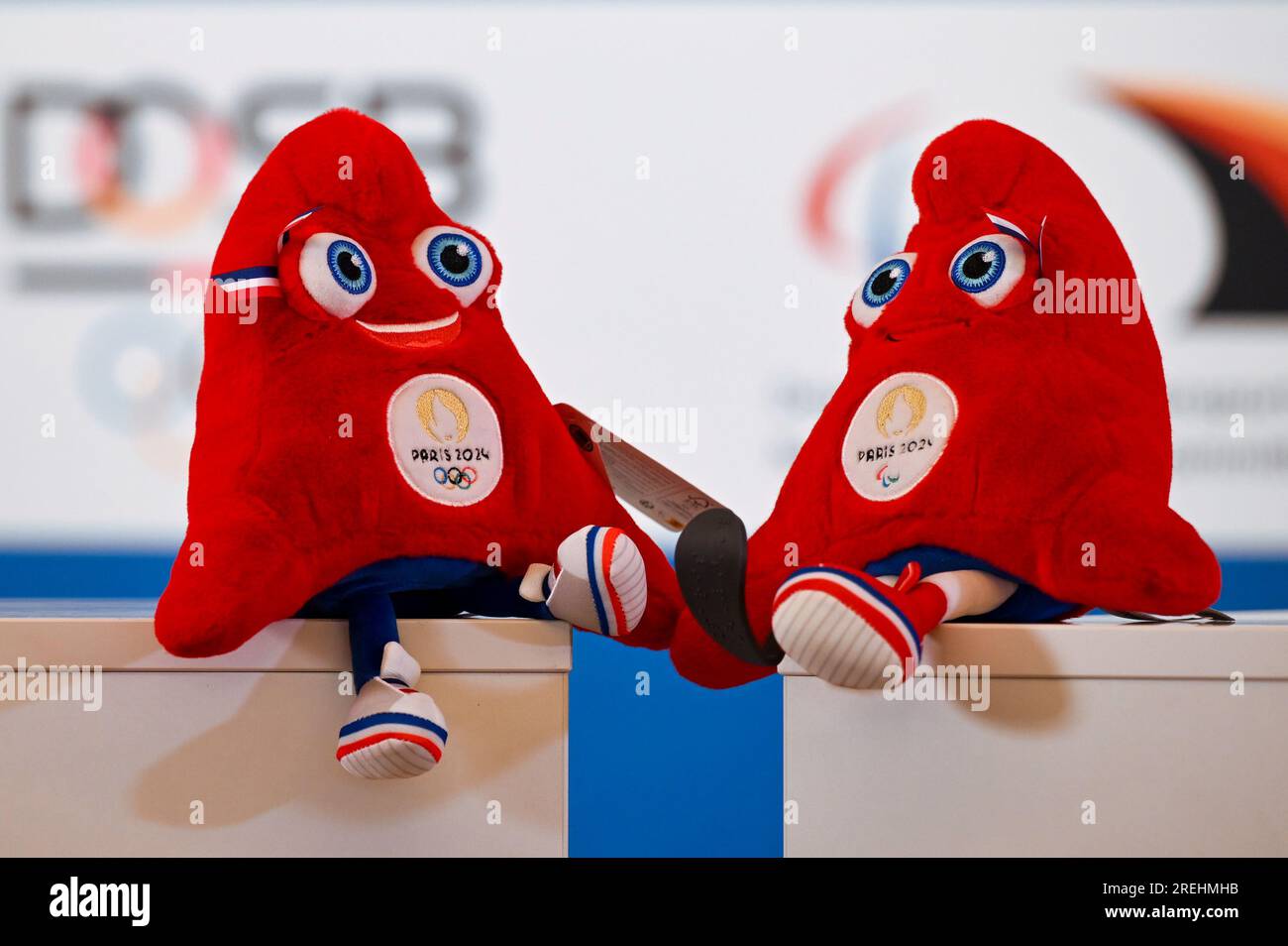 Lot De 2 Mascottes Les Phryges Des JO Paris 2024 - Résine 16 Cm - Doudou Et Compagnie