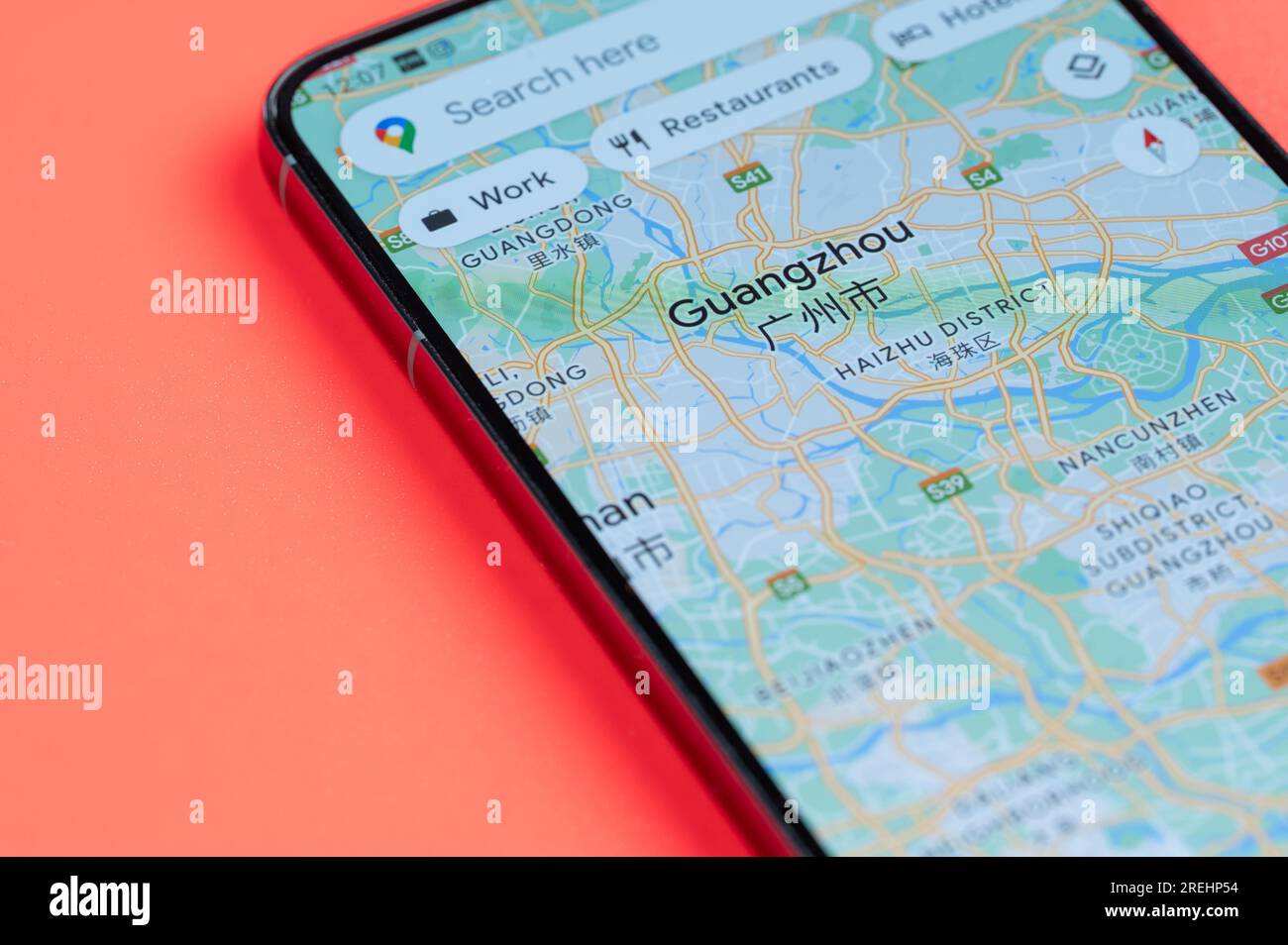 New York, États-Unis - 21 juillet 2023 : Guangzhou distribution du trafic automobile dans google Maps sur écran smartphone vue rapprochée avec fond rouge Banque D'Images