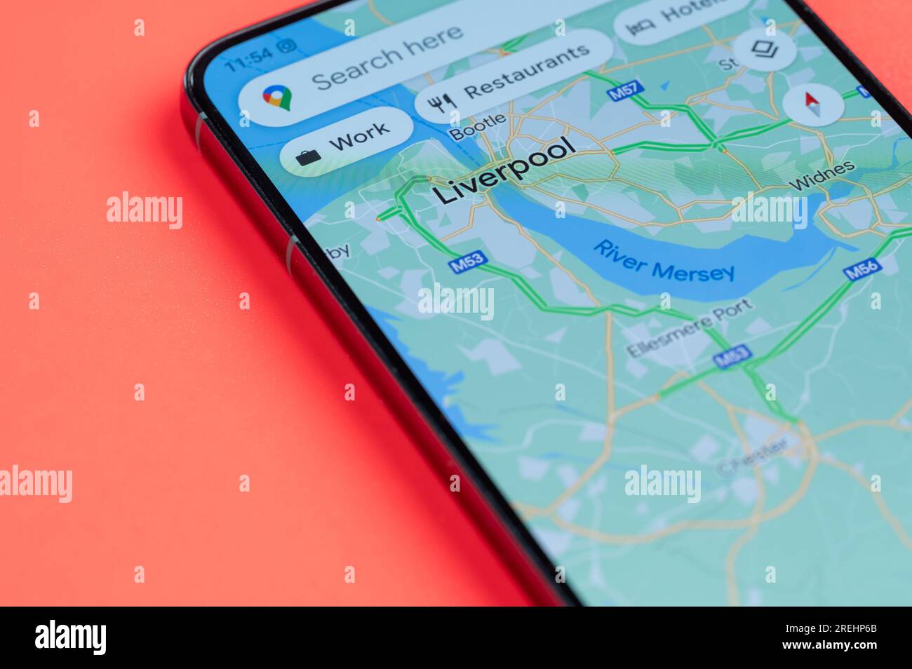 New York, USA - 21 juillet 2023 : carte des embouteillages à Liverpool sur écran smartphone vue rapprochée avec fond rouge Banque D'Images