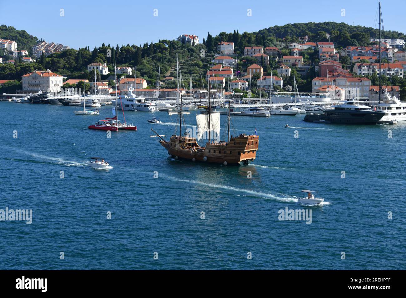 Le port de Gruž est la principale entrée maritime de Dubrovnik, un port très fréquenté pour les yachts, les ferries et les bateaux de croisière visitant la vieille ville historique Banque D'Images