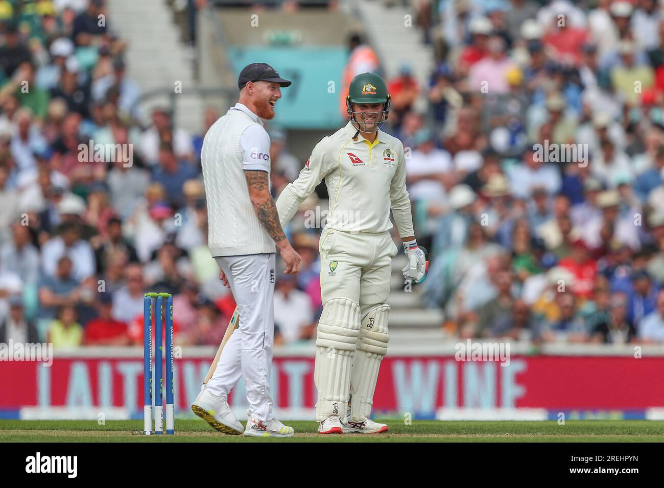 Londres, Royaume-Uni. 28 juillet 2023. Ben Stokes d'Angleterre rit avec Alex Carey d'Australie lors de la LV= Insurance Ashes Cinquième série d'essais jour deux Angleterre contre Australie au Kia Oval, Londres, Royaume-Uni, 28 juillet 2023 (photo de Gareth Evans/News Images) à Londres, Royaume-Uni le 7/28/2023. (Photo Gareth Evans/News Images/Sipa USA) crédit : SIPA USA/Alamy Live News Banque D'Images