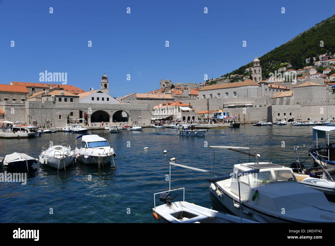 Le port de la vieille ville de Dubrovnik vu de la jetée de Porporela le 6 juillet 2023 Banque D'Images