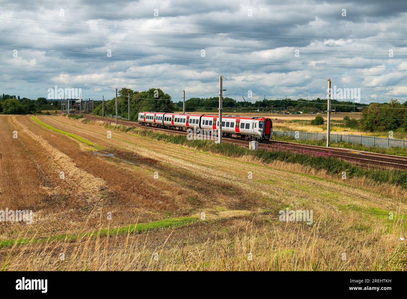 Transport pour le pays de Galles train de banlieue diesel de classe 197 traversant la campagne. Banque D'Images