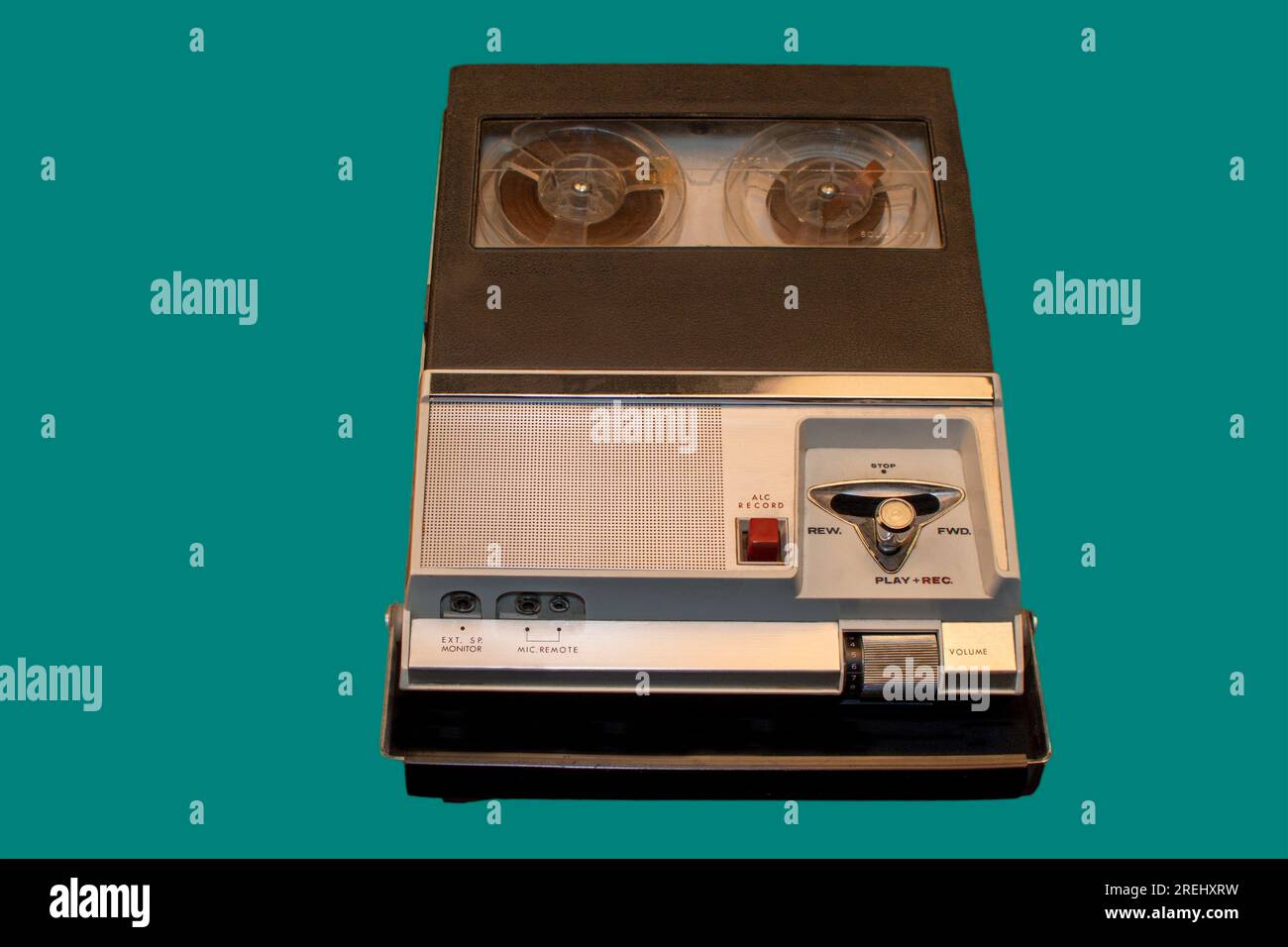 Magnétoscope portable vintage des années 60 sur fond vert Banque D'Images