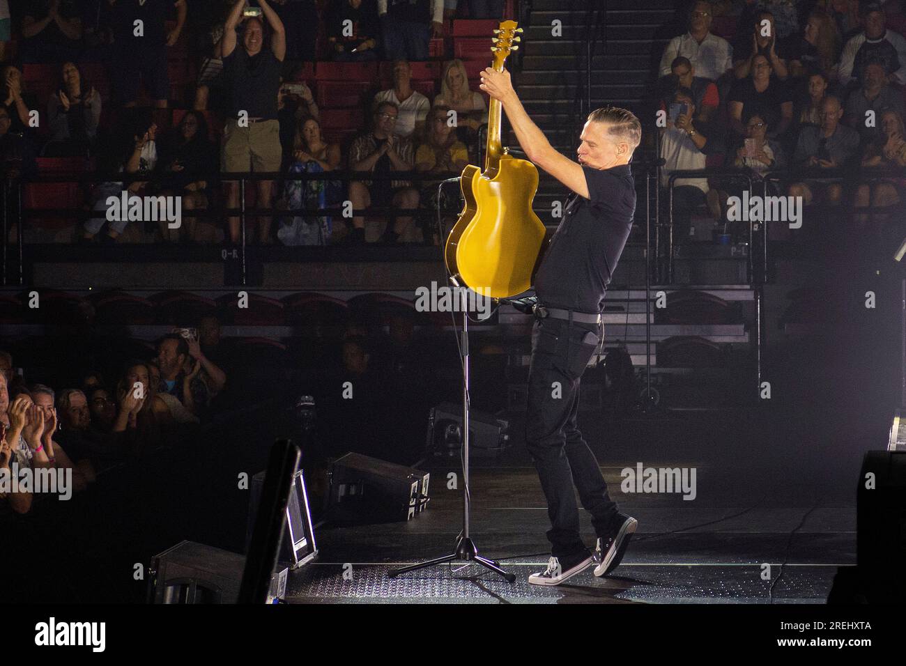 26 juillet 2023, San Diego, Californie, États-Unis : Bryan Adams se produit en concert lors de sa tournée So Happy IT Hurts à Viejas Arena de San Diego. (Image de crédit : © K.C. Alfred/ZUMA Press Wire) À USAGE ÉDITORIAL SEULEMENT! Non destiné à UN USAGE commercial ! Banque D'Images