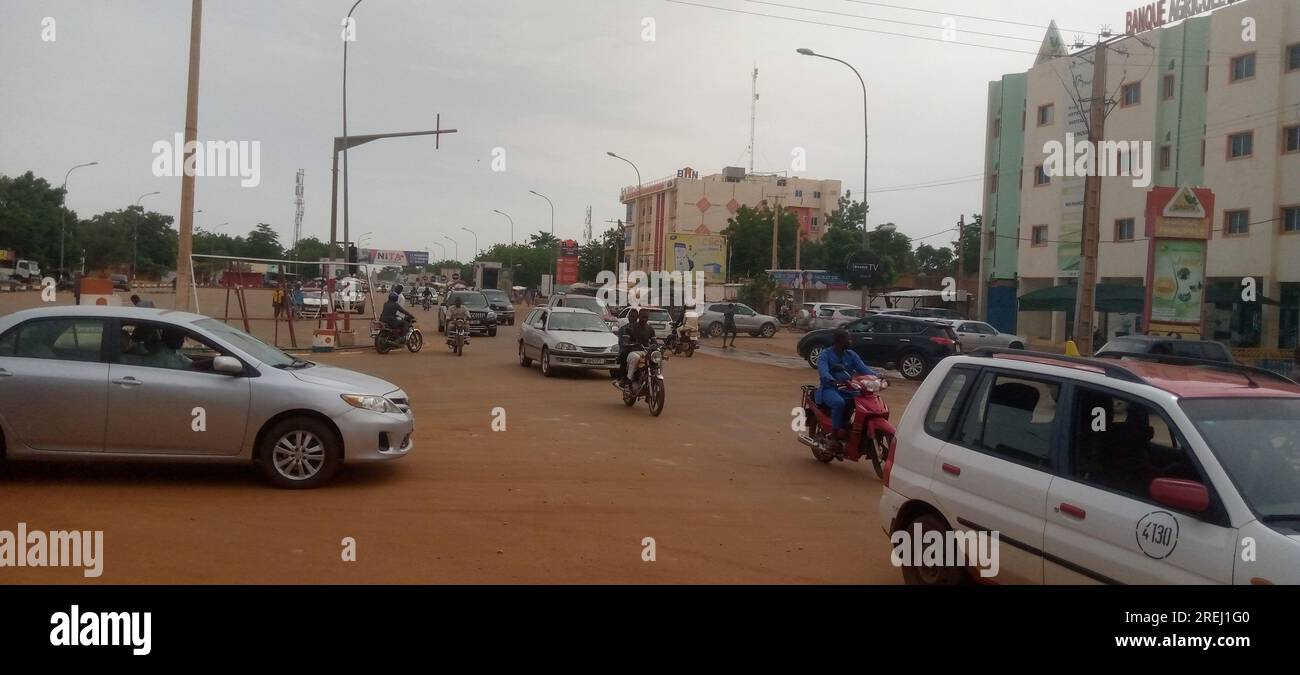 Niamey. 28 juillet 2023. Cette photo prise le 28 juillet 2023 montre une vue de rue de Niamey, la capitale du Niger. Le général Abdourahamane Tchiani, chef de la garde présidentielle nigérienne, a été nommé "président du Conseil national pour la sauvegarde de la patrie" à la suite d'une prise de pouvoir militaire, a rapporté vendredi la télévision d'État. Des soldats au Niger ont renversé le président Mohamed Bazoum, ont déclaré les Forces de défense et de sécurité (FDS) du pays dans un communiqué de presse diffusé à la télévision d'État mercredi tard, quelques heures après que le président aurait été retenu en otage. Crédit : Xinhua/Alamy Live News Banque D'Images Niamey. 28 juillet 2023. Cette photo prise le 28 juillet 2023 montre une vue de rue de Niamey, la capitale du Niger. Le général Abdourahamane Tchiani, chef de la garde présidentielle nigérienne, a été nommé "président du Conseil national pour la sauvegarde de la patrie" à la suite d'une prise de pouvoir militaire, a rapporté vendredi la télévision d'État. Des soldats au Niger ont renversé le président Mohamed Bazoum, ont déclaré les Forces de défense et de sécurité (FDS) du pays dans un communiqué de presse diffusé à la télévision d'État mercredi tard, quelques heures après que le président aurait été retenu en otage. Crédit : Xinhua/Alamy Live News Banque D'Images