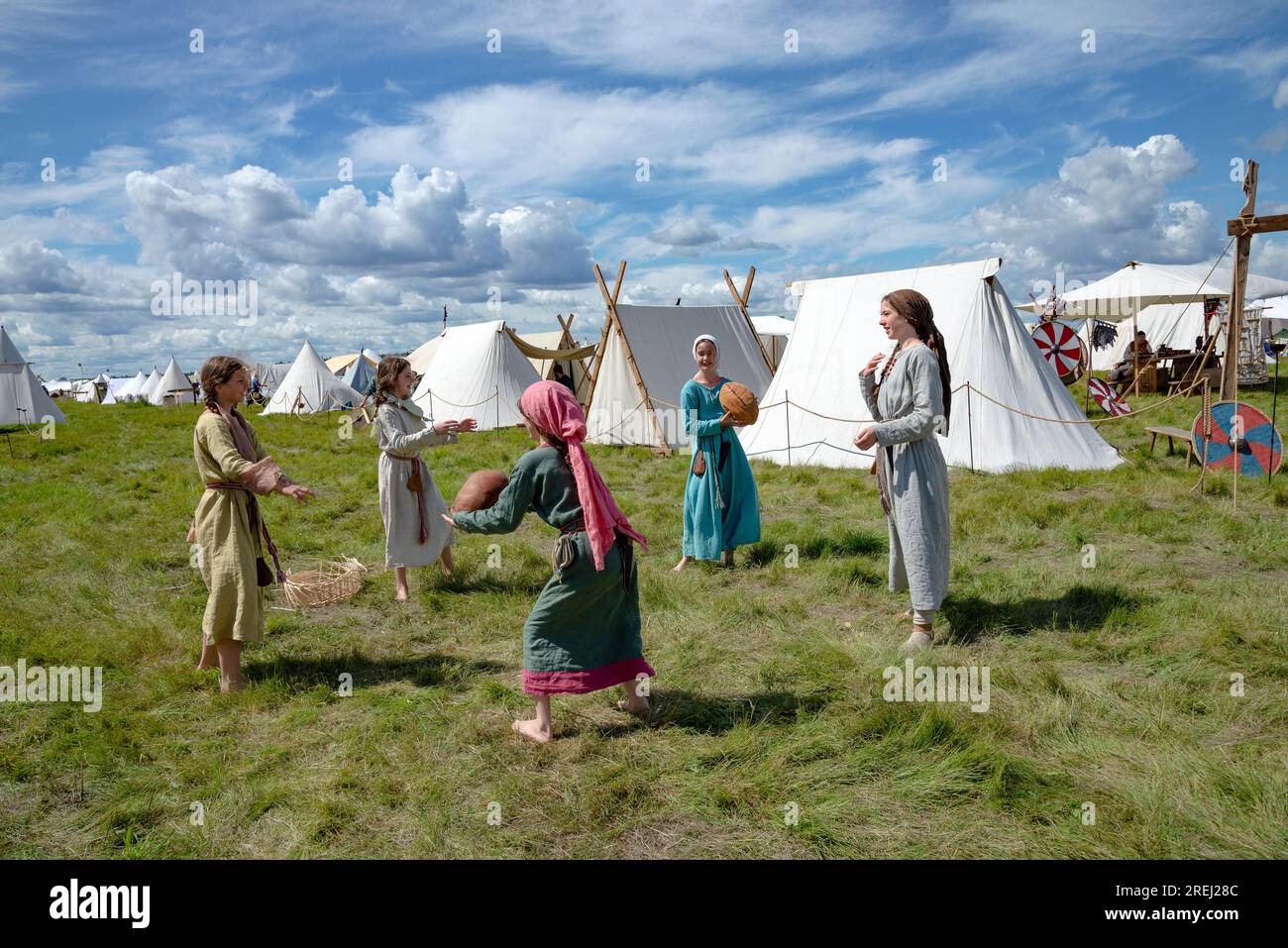 OBLAST DE TVER, RUSSIE - 22 JUILLET 2023 : les enfants en robes médiévales jouent à un jeu de balle Banque D'Images