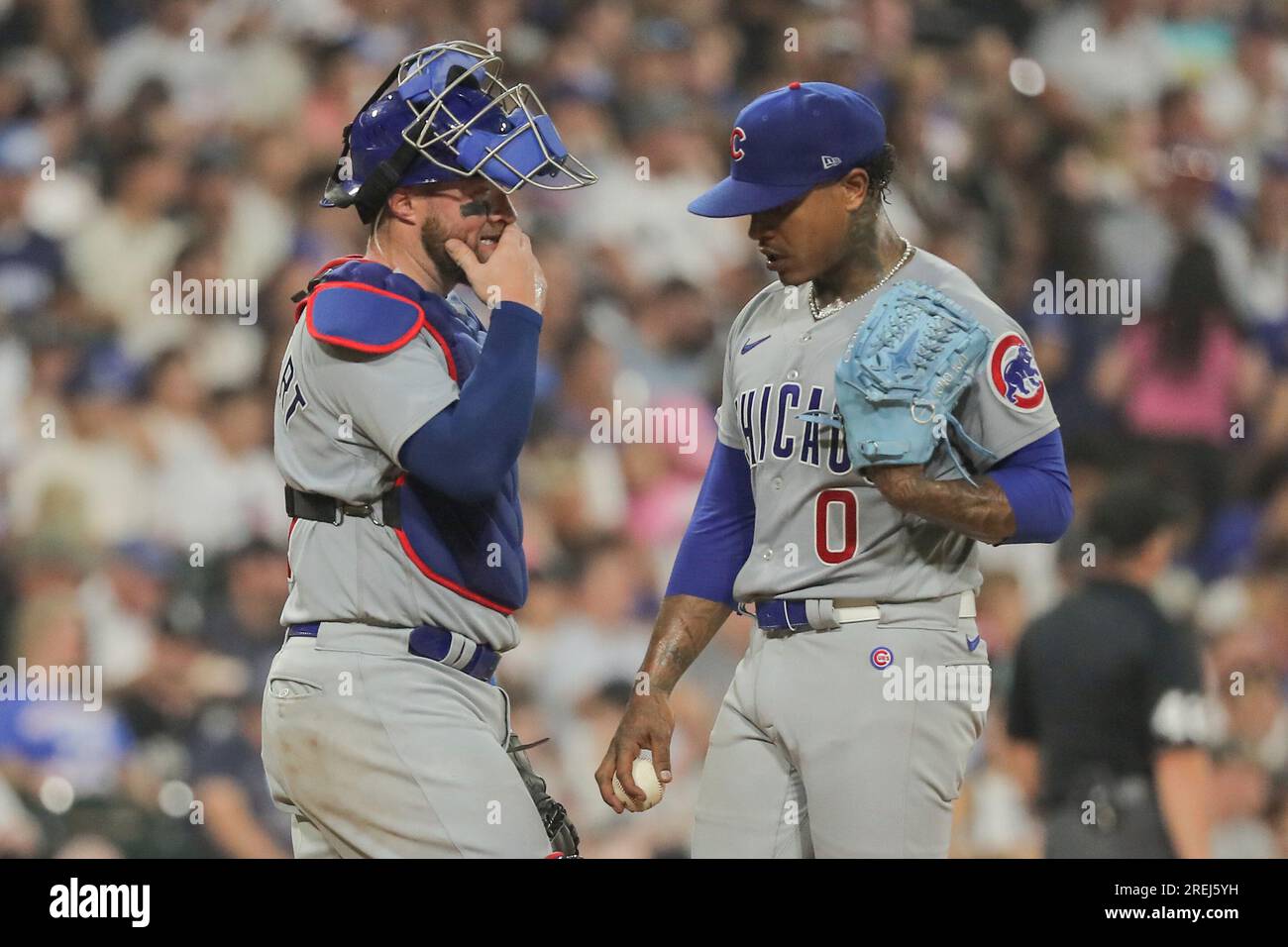 CHICAGO, IL - JULY 26: Chicago Cubs catcher Tucker Barnhart (18) chats with Chicago Cubs starting pitcher Marcus Stroman (0) during a Major League Baseball game between the Chicago Cubs and the Chicago White Sox on July 26, 2023 at Guaranteed Rate Field in Chicago, IL. (Photo by Melissa Tamez/Icon Sportswire) (Icon Sportswire via AP Images) Banque D'Images
