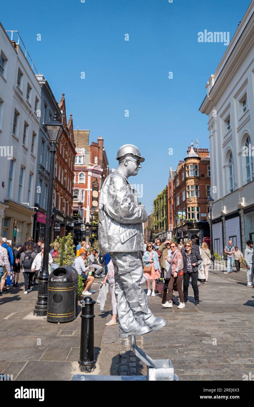 Londres, Royaume-Uni - 16 avril 2022 : une statue vivante de rue divertit les touristes à Covent Garden, dans le centre de Londres. Banque D'Images