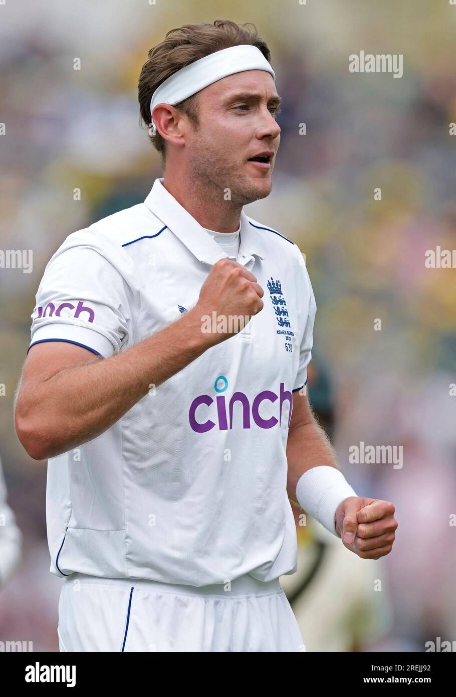 England's Stuart Broad celebrates the dismissal of Australia's Travis Head during the second day of the fifth Ashes Test match between England and Australia at The Oval cricket ground in London, Friday, July 28, 2023. (AP Photo/Kirsty Wigglesworth) Banque D'Images