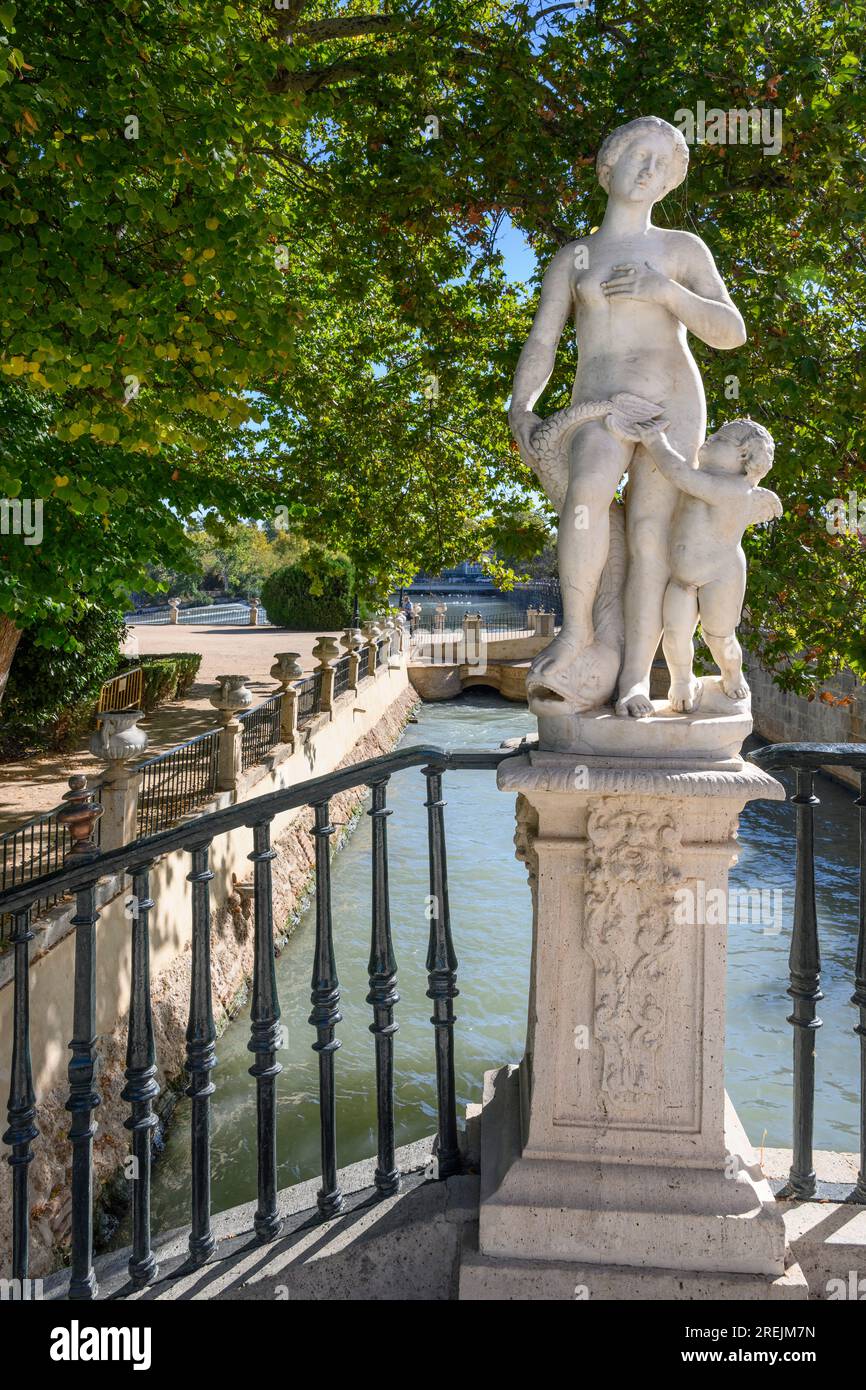 Statues sur le pont qui mène au jardin de l'île, sur le côté du Palais Royal à Aranjuez, Comunidad de Madrid, Espagne. Banque D'Images