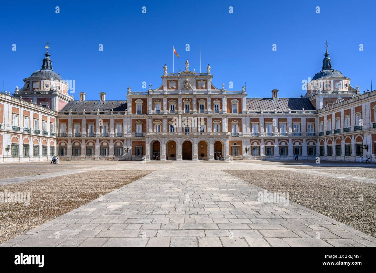 La façade avant et la cour du Palais Royal à Aranjuez, Comunidad de Madrid, Espagne. Banque D'Images