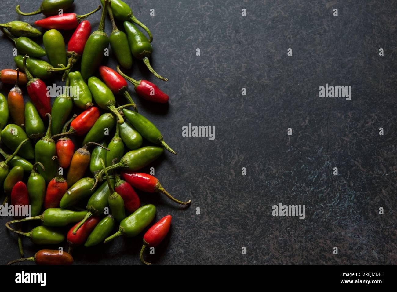 Piments sur fond avec utilisation de la mise au point sélective Banque D'Images