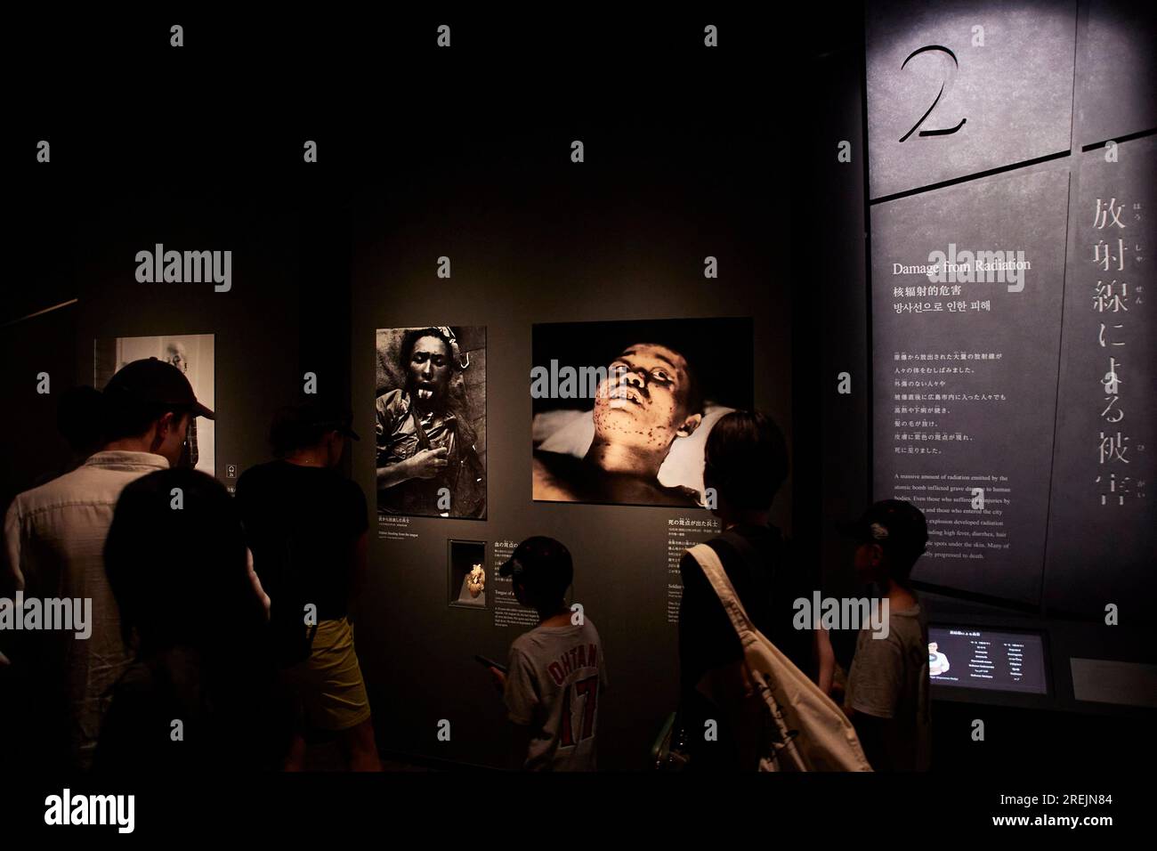 27 juillet 2023, Hiroshima, Japon : des photos des victimes de la bombe atomique au-dessus de la ville d'Hiroshima en 1945 sont exposées au Musée commémoratif de la paix d'Hiroshima. Cette année marquera les 78 ans du bombardement atomique d’Hiroshima (6 août 1945) pendant la Seconde Guerre mondiale. Le Japon est le seul pays attaqué par des bombes atomiques. Un groupe de journalistes étrangers a visité la ville d'Hiroshima (dans le cadre d'une tournée de presse) avant la cérémonie commémorative. La tournée de presse a été organisée par le Ministère des Affaires étrangères du Japon avec le soutien du Centre de presse étrangère Japon. (Image de crédit : © Rodrigo Reyes Marin/ZUMA Press Wire) Ed Banque D'Images