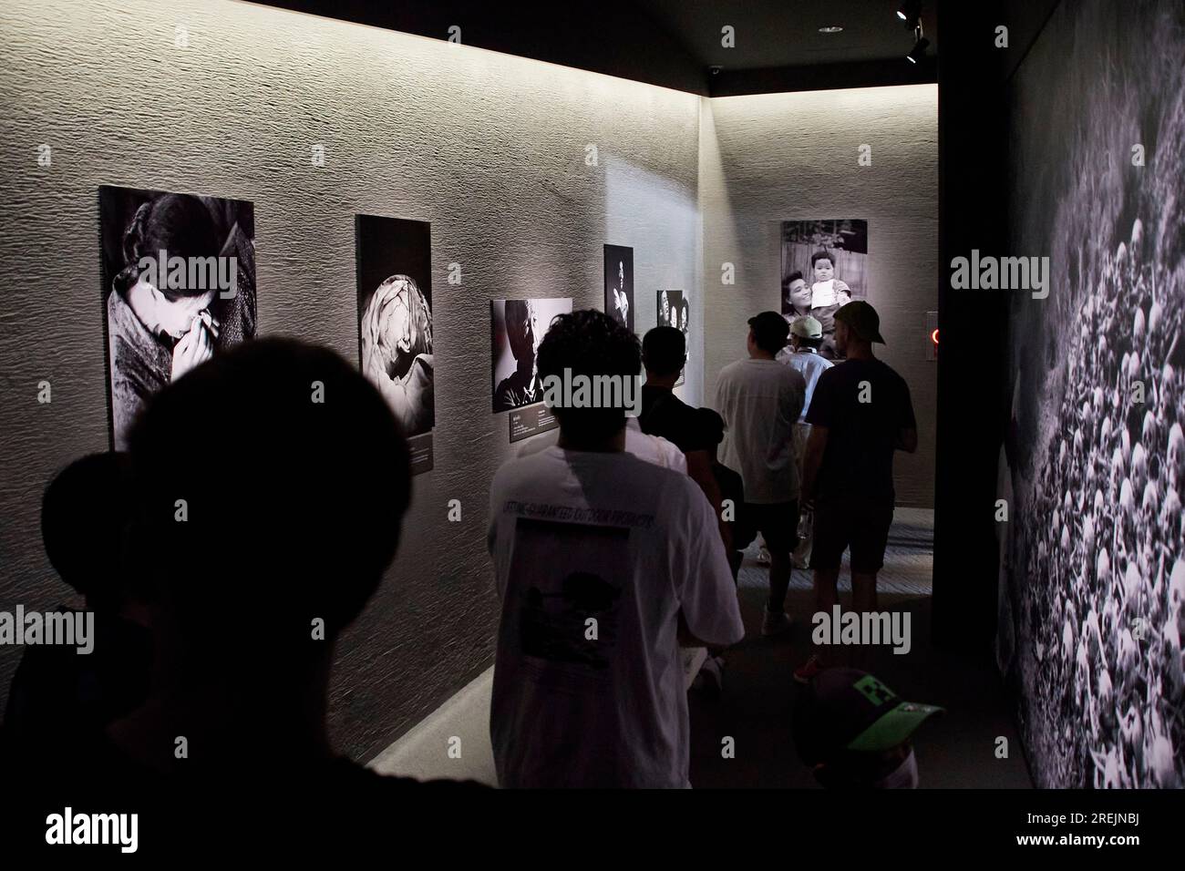 27 juillet 2023, Hiroshima, Japon : des photos des victimes de la bombe atomique au-dessus de la ville d'Hiroshima en 1945 sont exposées au Musée commémoratif de la paix d'Hiroshima. Cette année marquera les 78 ans du bombardement atomique d’Hiroshima (6 août 1945) pendant la Seconde Guerre mondiale. Le Japon est le seul pays attaqué par des bombes atomiques. Un groupe de journalistes étrangers a visité la ville d'Hiroshima (dans le cadre d'une tournée de presse) avant la cérémonie commémorative. La tournée de presse a été organisée par le Ministère des Affaires étrangères du Japon avec le soutien du Centre de presse étrangère Japon. (Image de crédit : © Rodrigo Reyes Marin/ZUMA Press Wire) Ed Banque D'Images